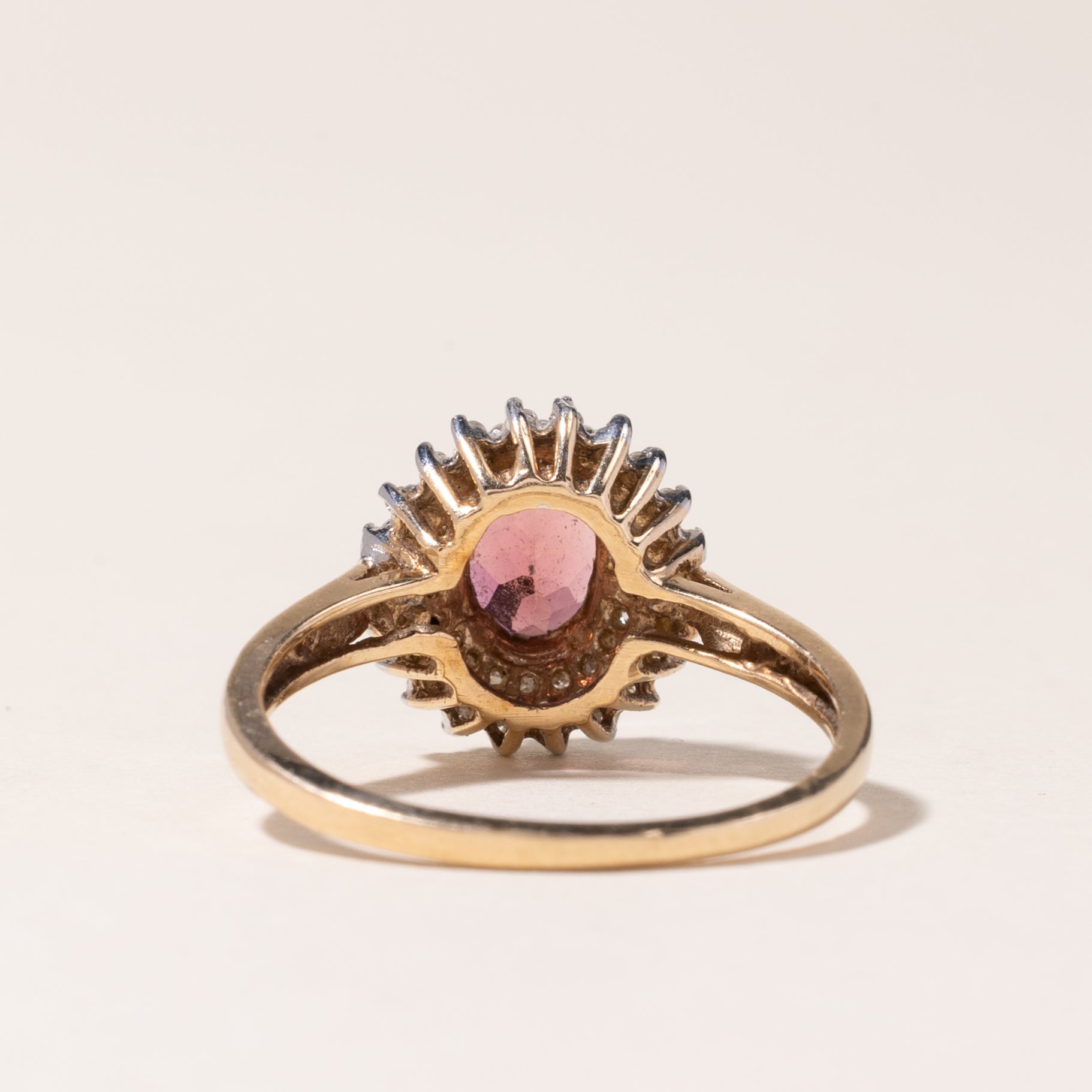 Bague en or jaune 10 carats avec halo de tourmaline rose et diamants | 0,77 ct, 0,18 ct au total | Taille 8 