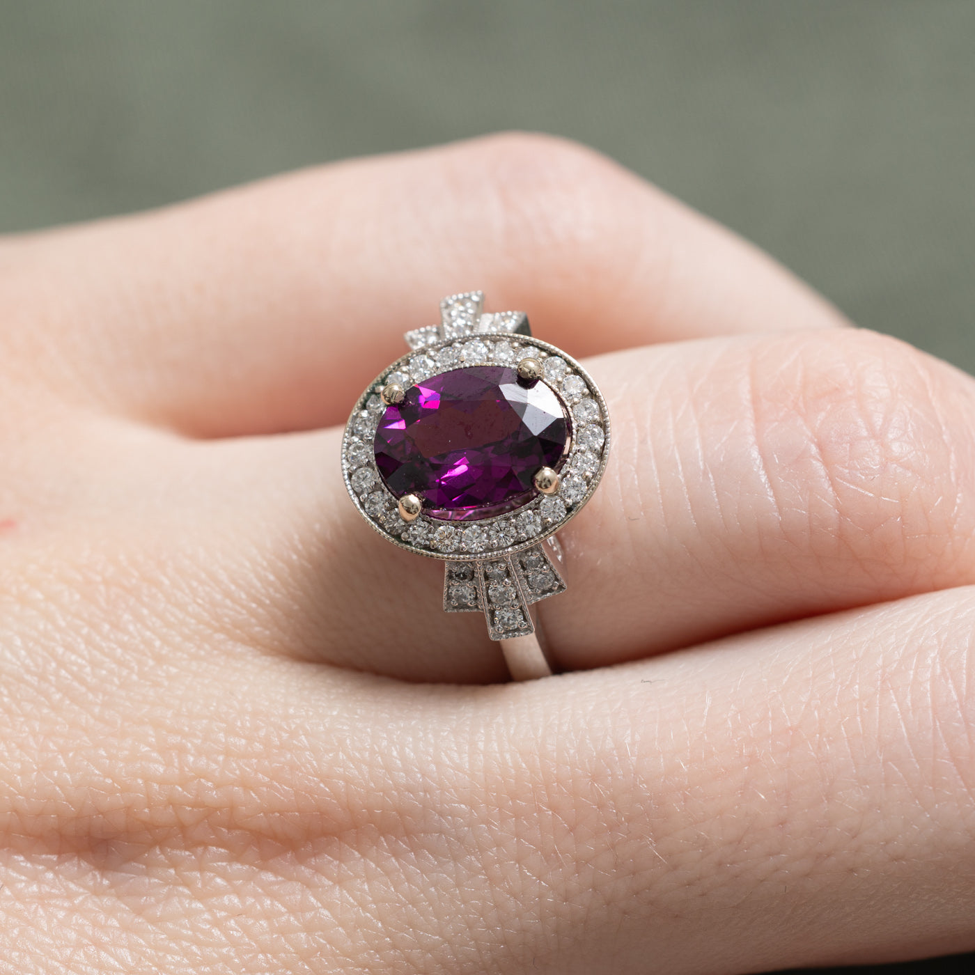 Bague halo en grenat violet et diamants | 2,45 ct, 0,34 ct au total | Taille 6,5