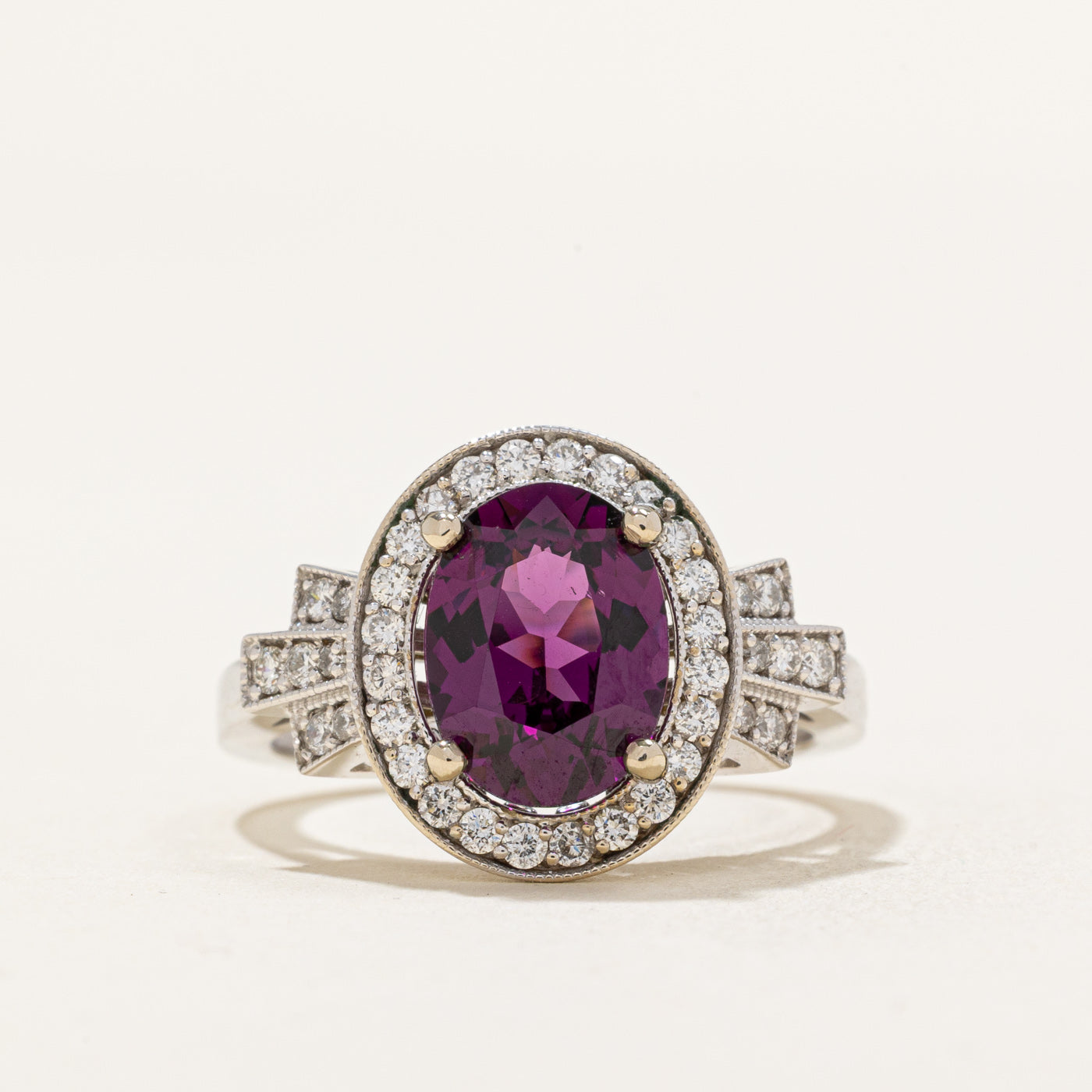 Bague halo en grenat violet et diamants | 2,45 ct, 0,34 ct au total | Taille 6,5