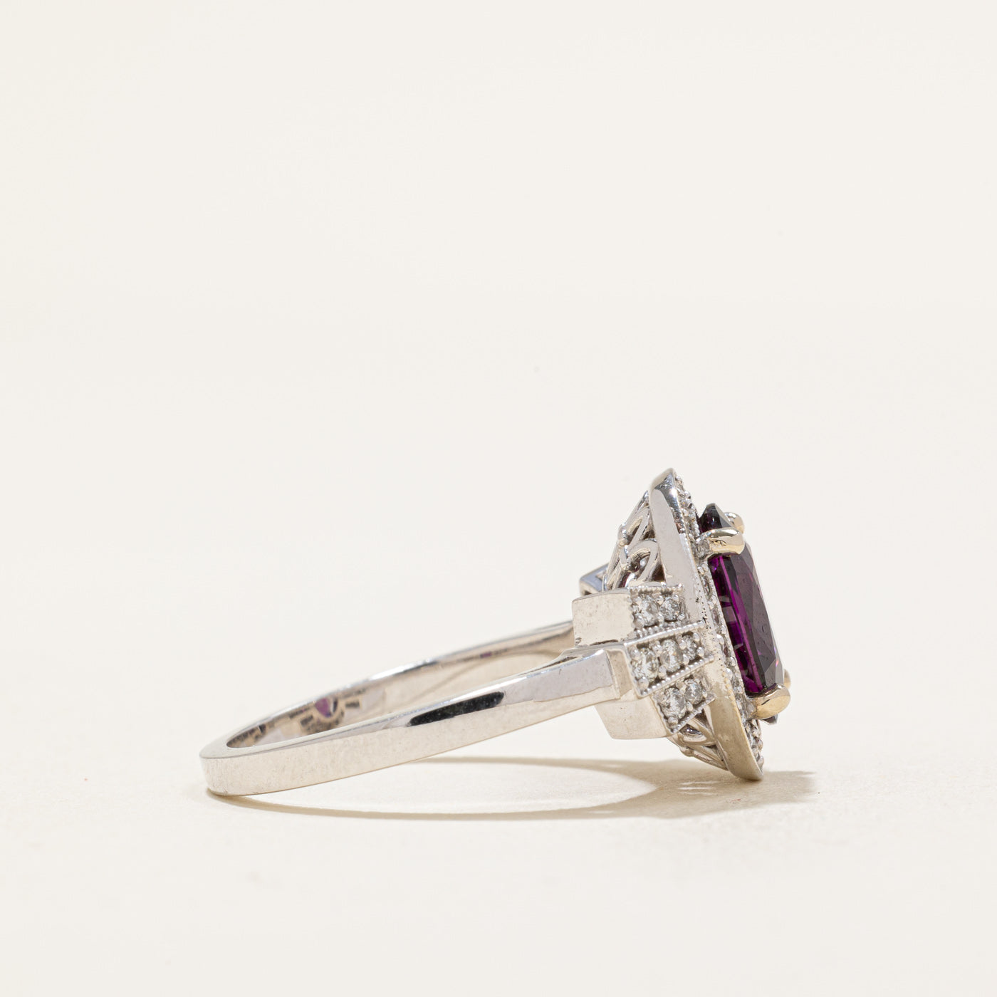 Bague halo en grenat violet et diamants | 2,45 ct, 0,34 ct au total | Taille 6,5