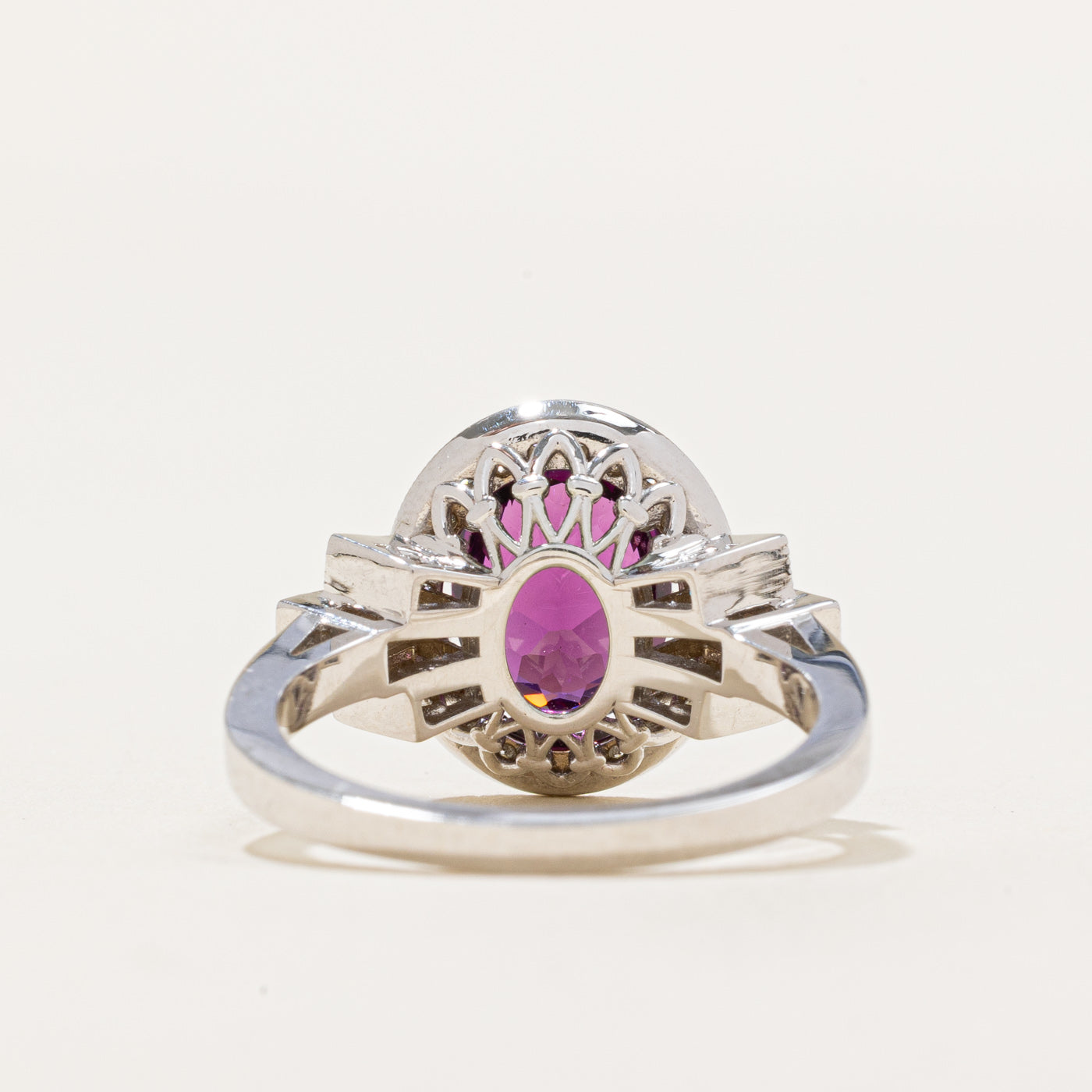 Bague halo en grenat violet et diamants | 2,45 ct, 0,34 ct au total | Taille 6,5