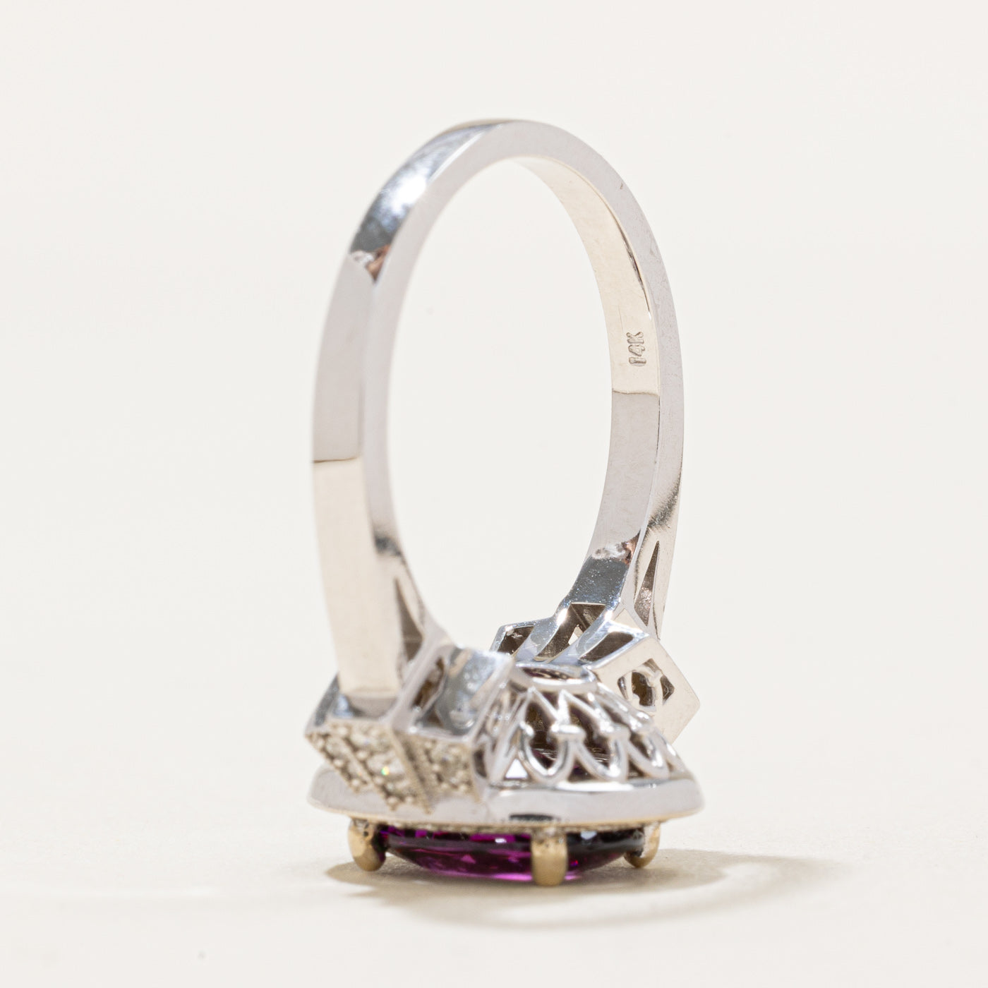 Bague halo en grenat violet et diamants | 2,45 ct, 0,34 ct au total | Taille 6,5