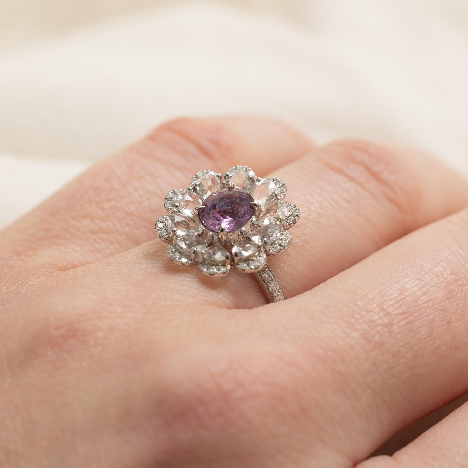Bague en saphir violet non chauffé, topaze incolore et diamants | Saphir 1,05 ct | Topaze 1,746 ct | Diamants 0,235 ct | Taille 6,25