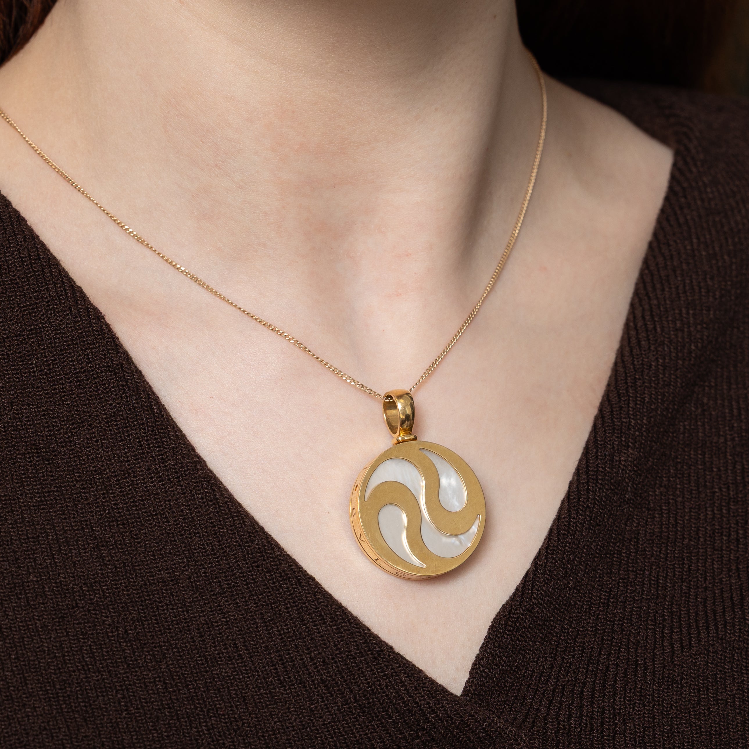 'Bvlgari' Mother of Pearl Optical Illusion Kinetic Circle Pendant