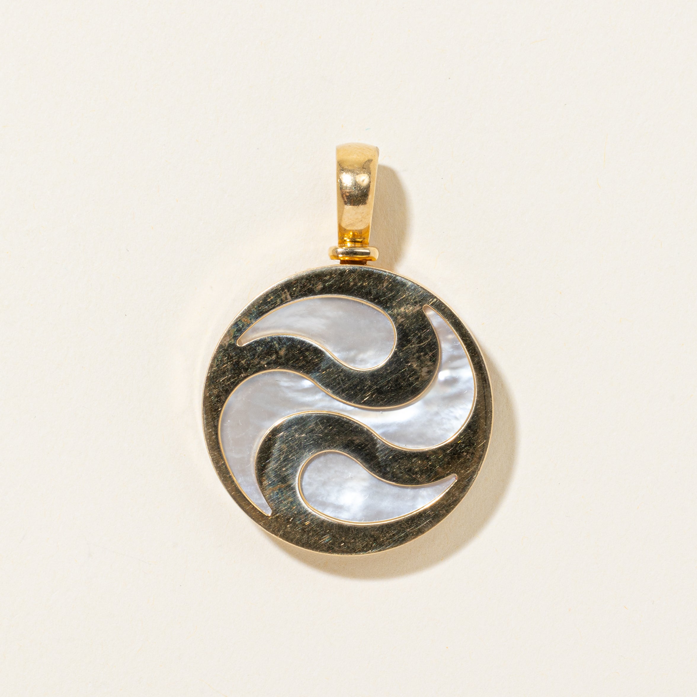'Bvlgari' Mother of Pearl Optical Illusion Kinetic Circle Pendant