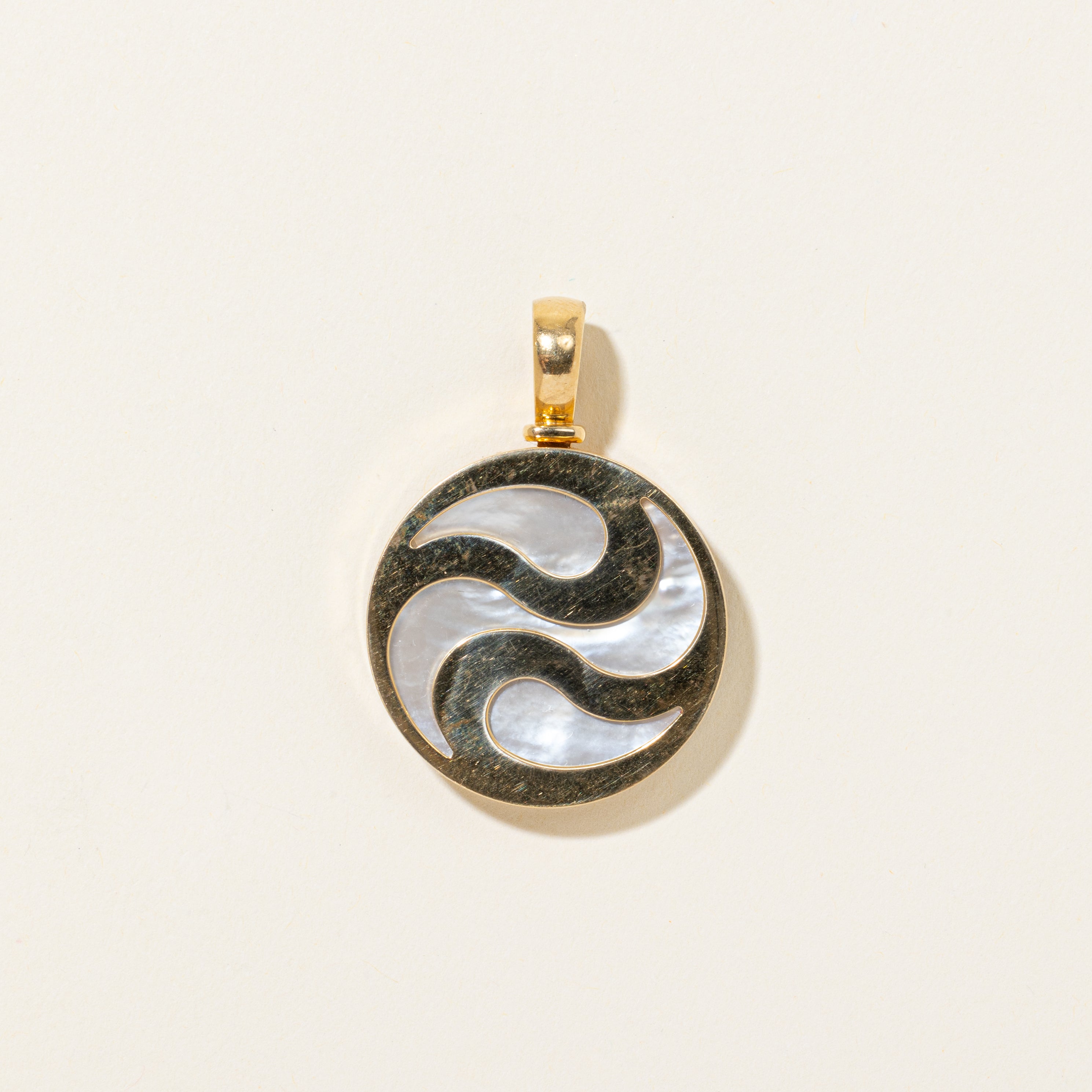 'Bvlgari' Mother of Pearl Optical Illusion Kinetic Circle Pendant