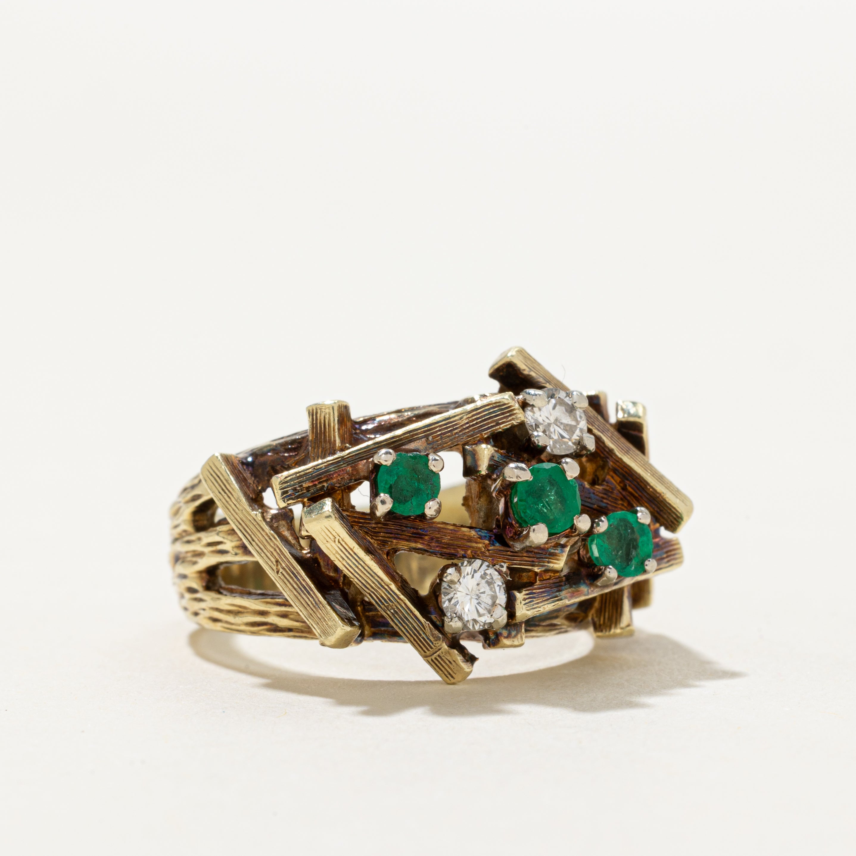 Bague cocktail texturée « feu de camp » en or 14-18 carats, ornée d'émeraudes et de diamants (0,25 ct au total) | Taille 7