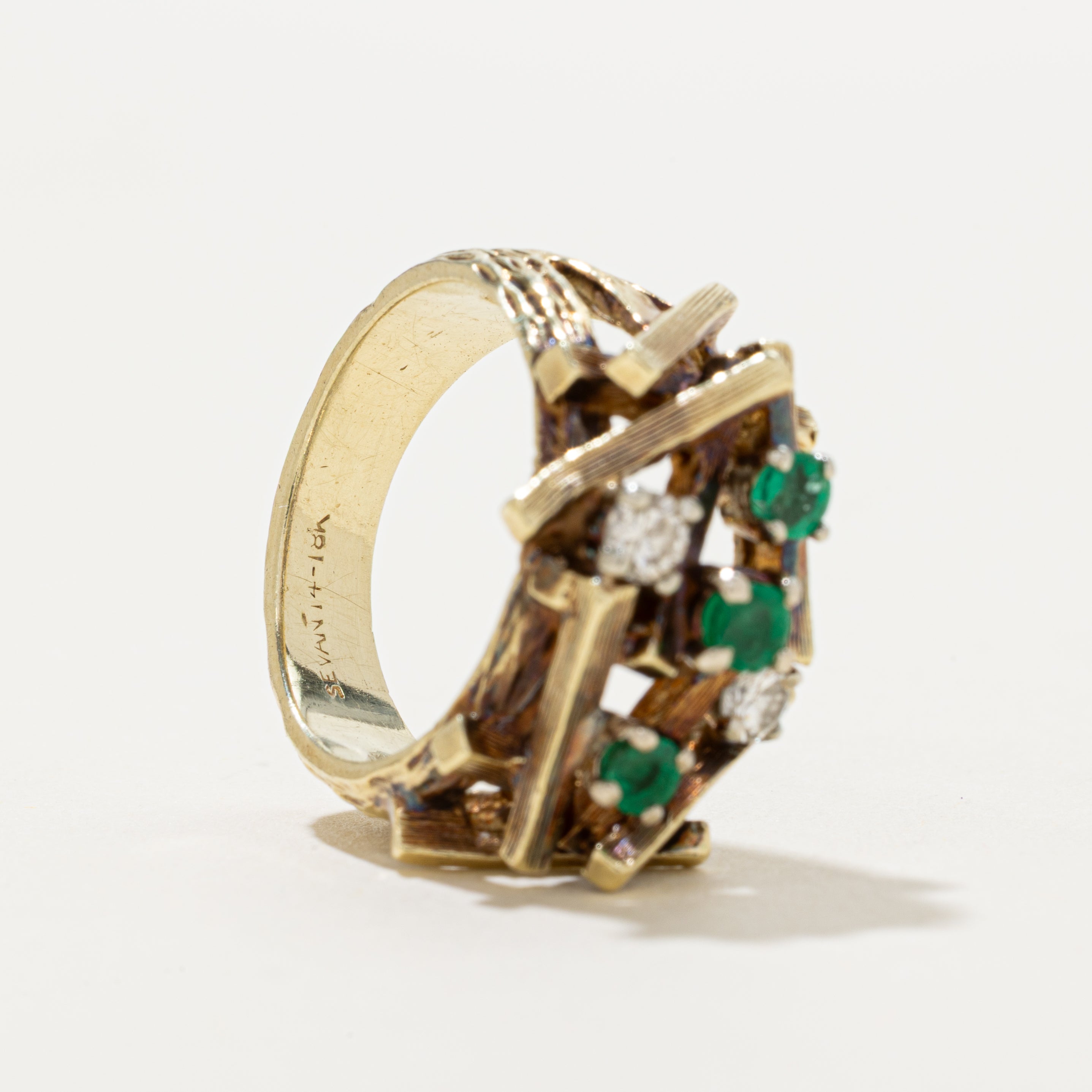 Bague cocktail texturée « feu de camp » en or 14-18 carats, ornée d'émeraudes et de diamants (0,25 ct au total) | Taille 7