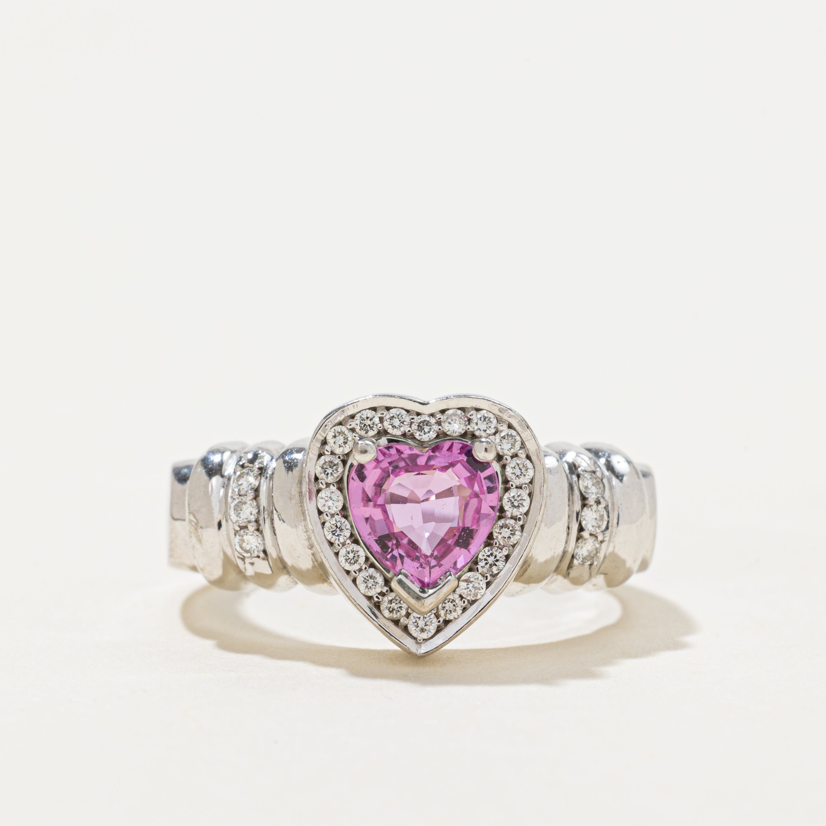 Bague cannelée en or 18 carats avec saphir rose taille cœur et halo de diamants | 0,94 ct, 0,16 ct au total | Taille 7