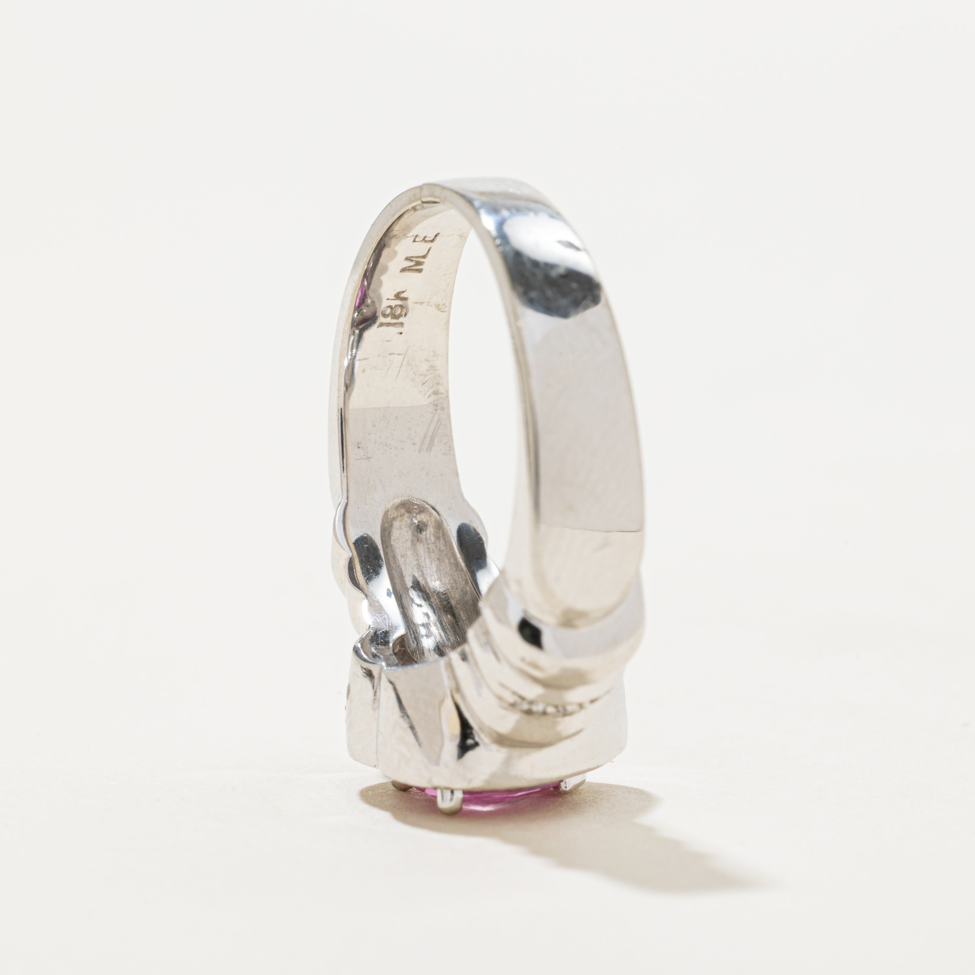 Bague cannelée en or 18 carats avec saphir rose taille cœur et halo de diamants | 0,94 ct, 0,16 ct au total | Taille 7