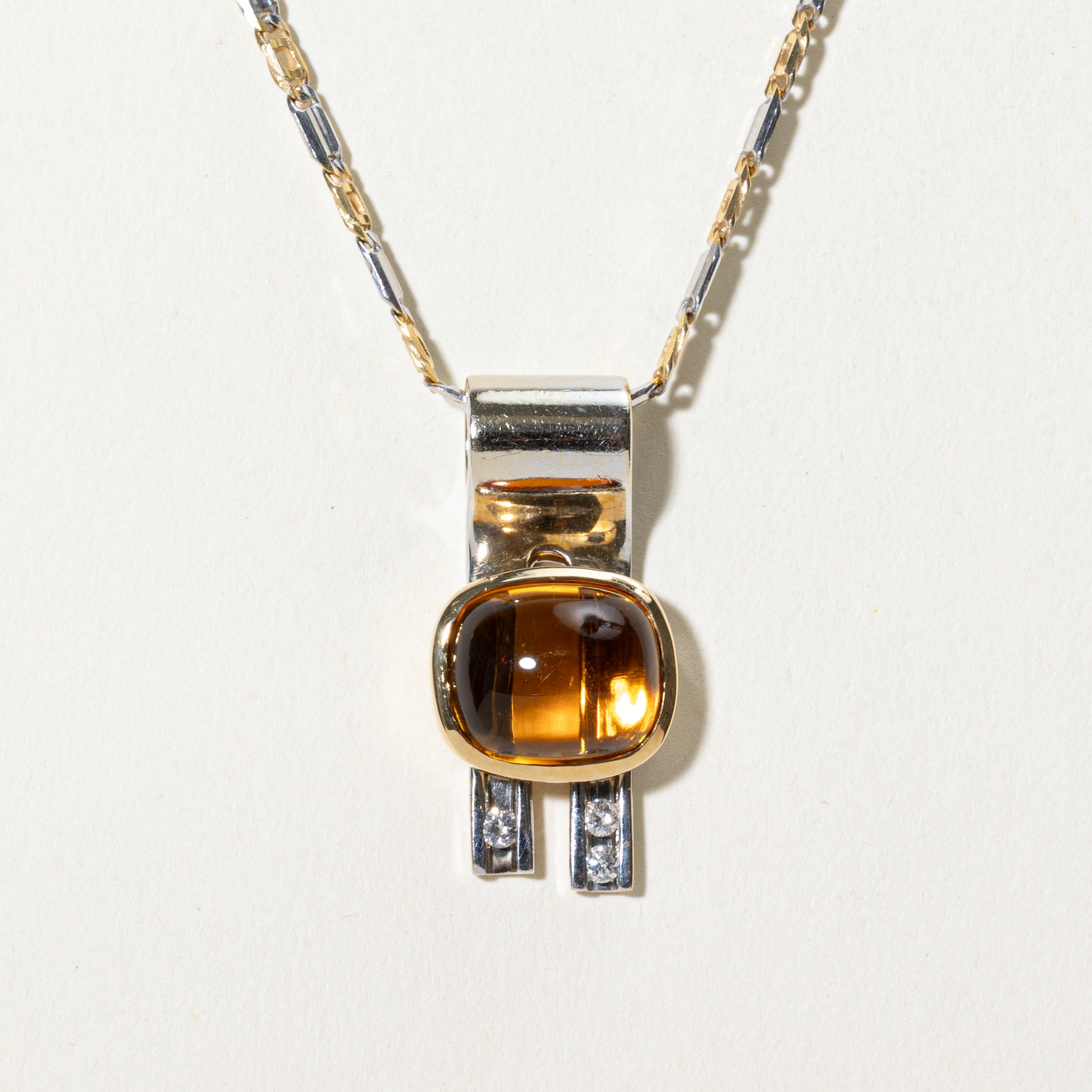 Collier pendentif bicolore en citrine et diamants sertis clos | 5,77 ct, 0,11 ct au total | 48 cm