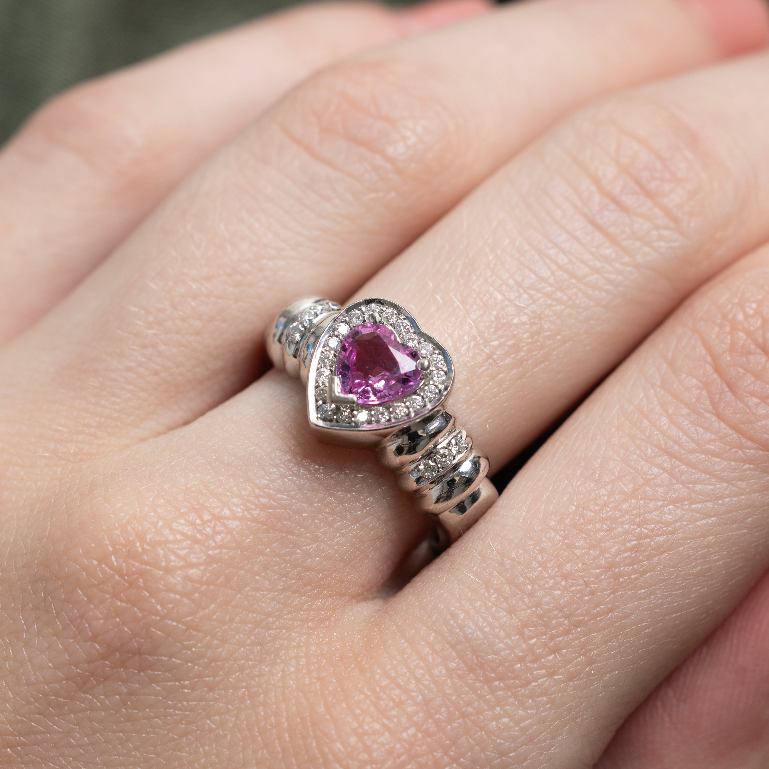 Bague cannelée en or 18 carats avec saphir rose taille cœur et halo de diamants | 0,94 ct, 0,16 ct au total | Taille 7