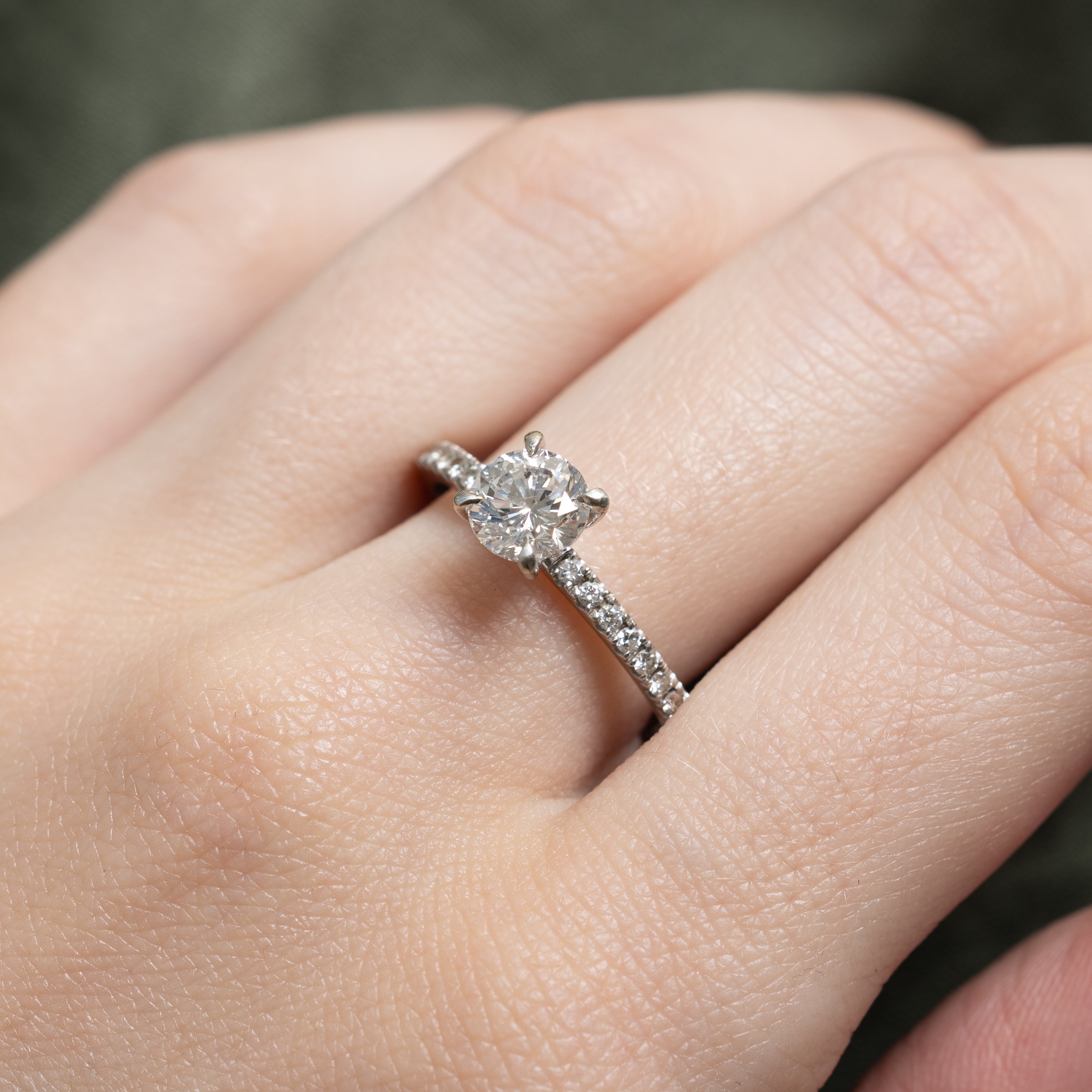Bague de fiançailles solitaire et pavée de diamants en or 18 carats | 1,33 ct au total | Taille 7,75