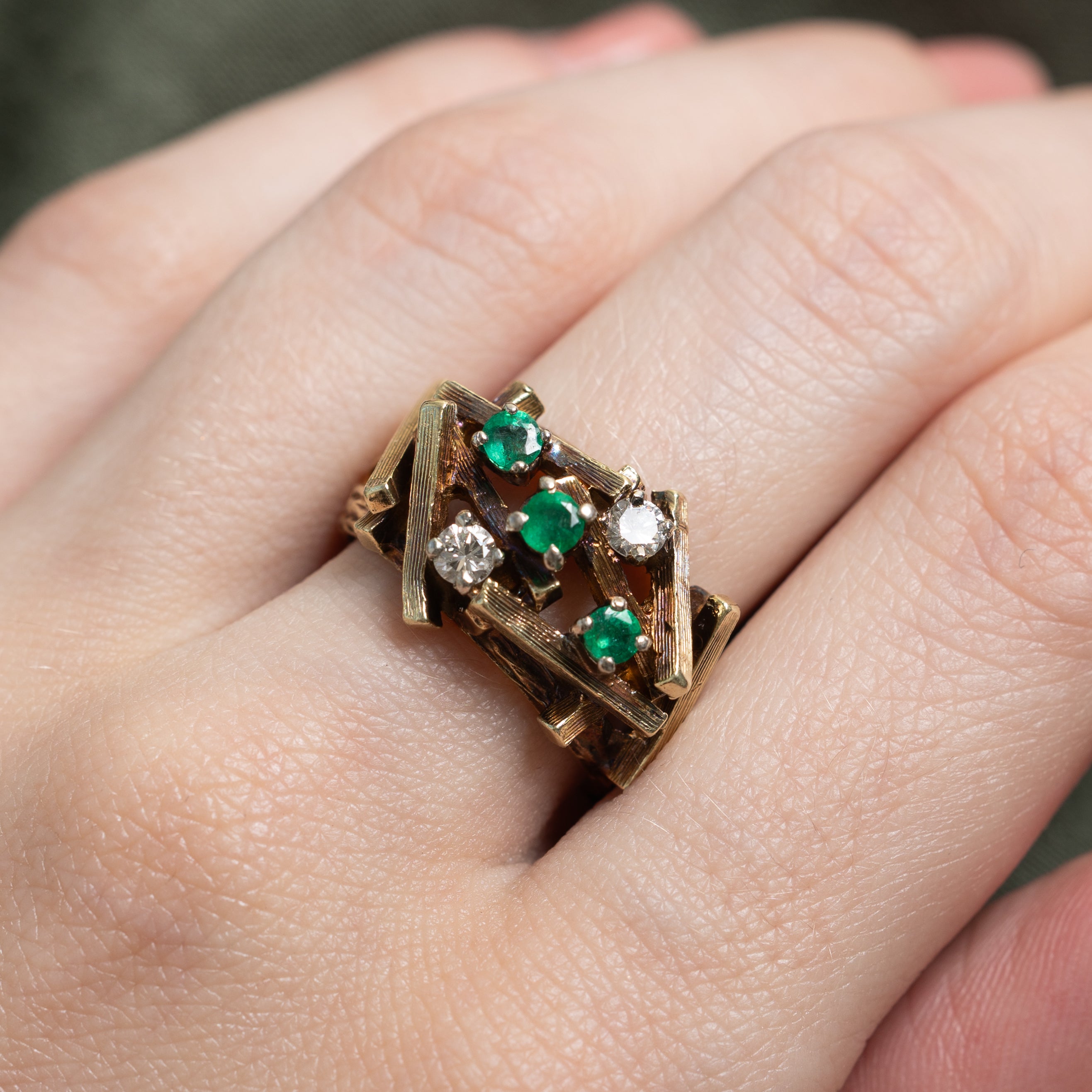 Bague cocktail texturée « feu de camp » en or 14-18 carats, ornée d'émeraudes et de diamants (0,25 ct au total) | Taille 7