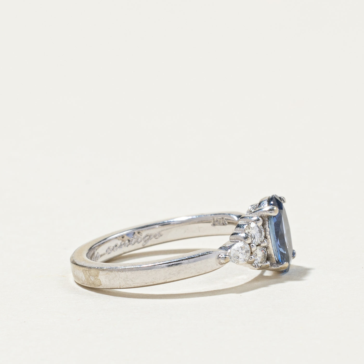 Bague saphir ovale et diamants | 0,81 ct, 0,27 ct au total | Taille 4,75 