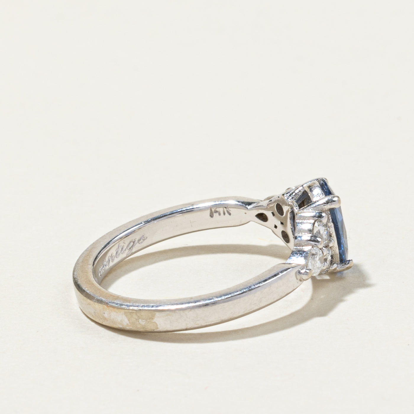 Bague saphir ovale et diamants | 0,81 ct, 0,27 ct au total | Taille 4,75 