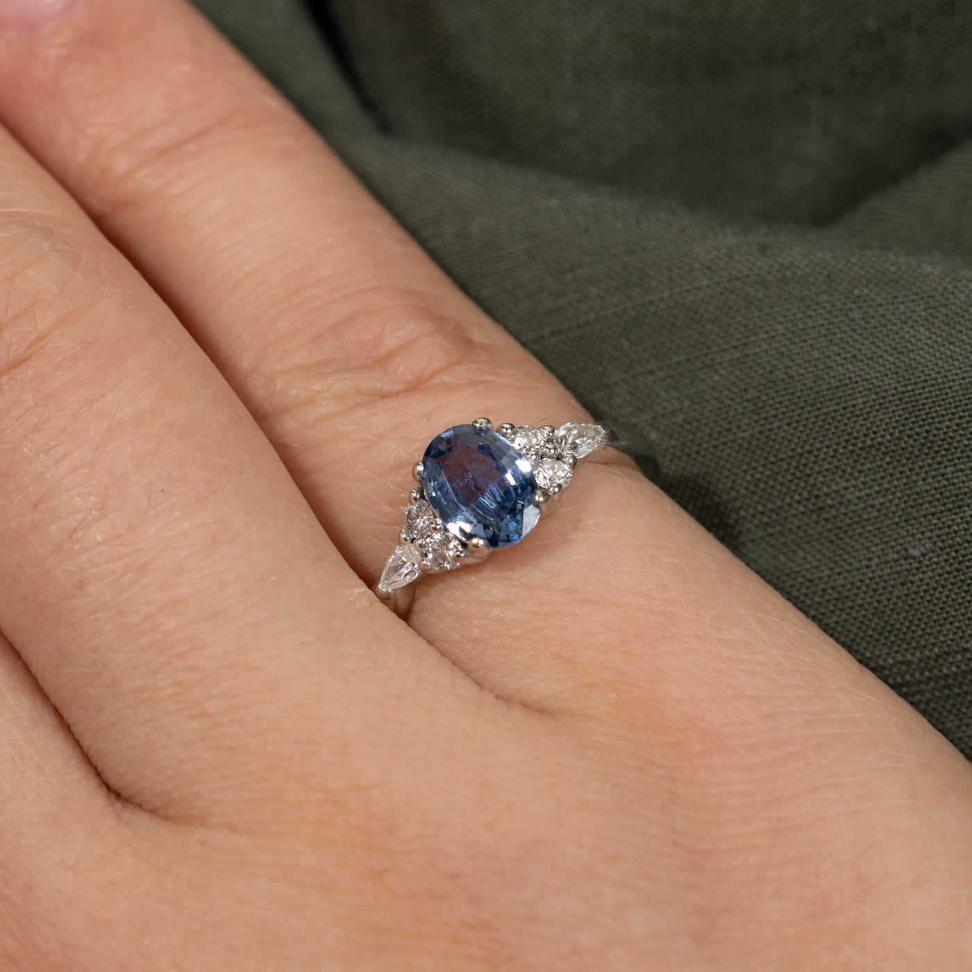 Bague saphir ovale et diamants | 0,81 ct, 0,27 ct au total | Taille 4,75 