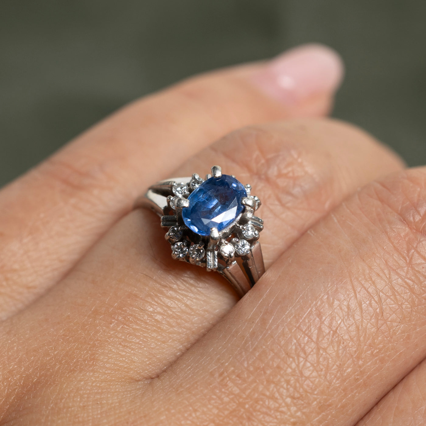 Bague conique en forme de pétale, saphir et diamants | 1,26 ct, 0,24 ct au total | Taille 6,5