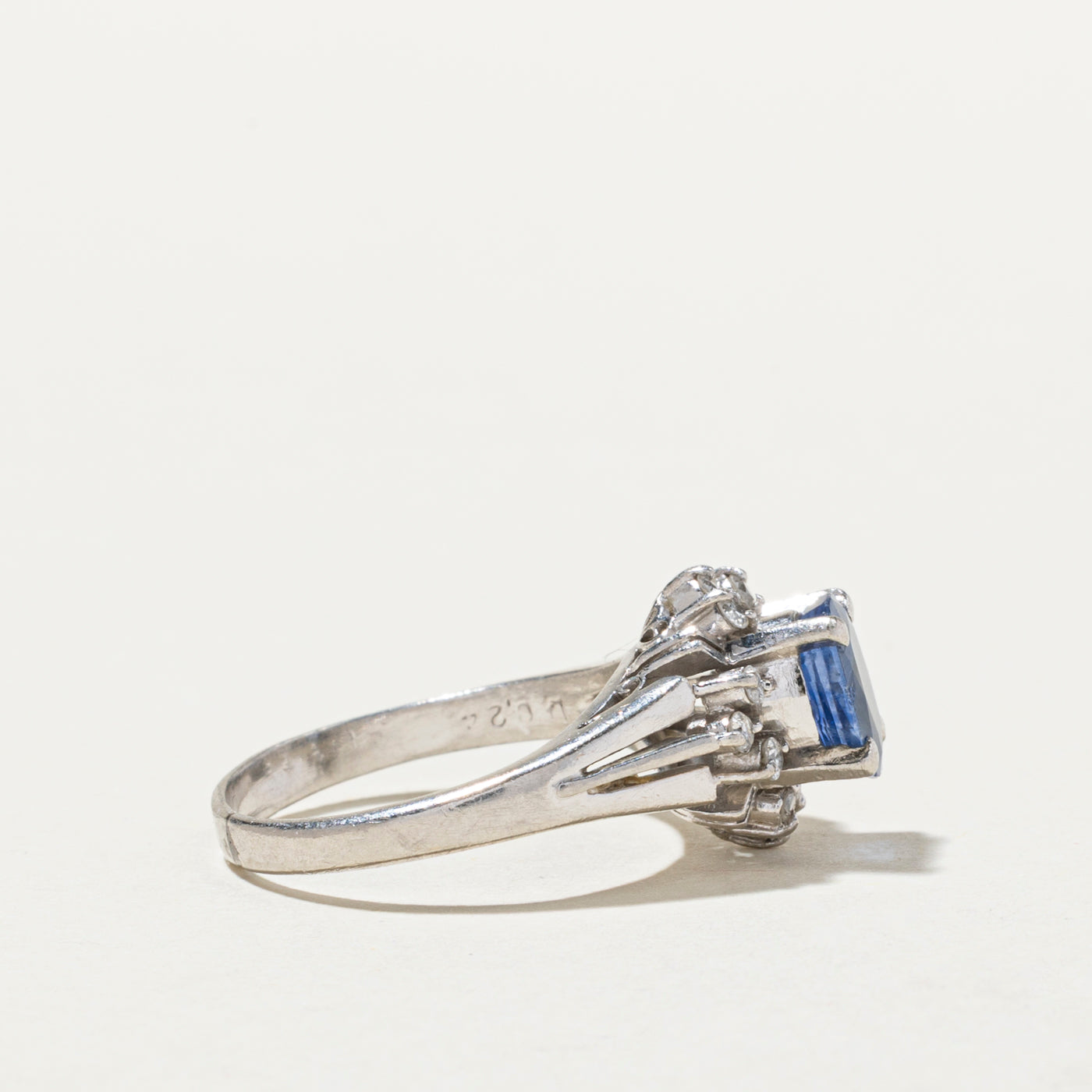 Bague conique en forme de pétale, saphir et diamants | 1,26 ct, 0,24 ct au total | Taille 6,5
