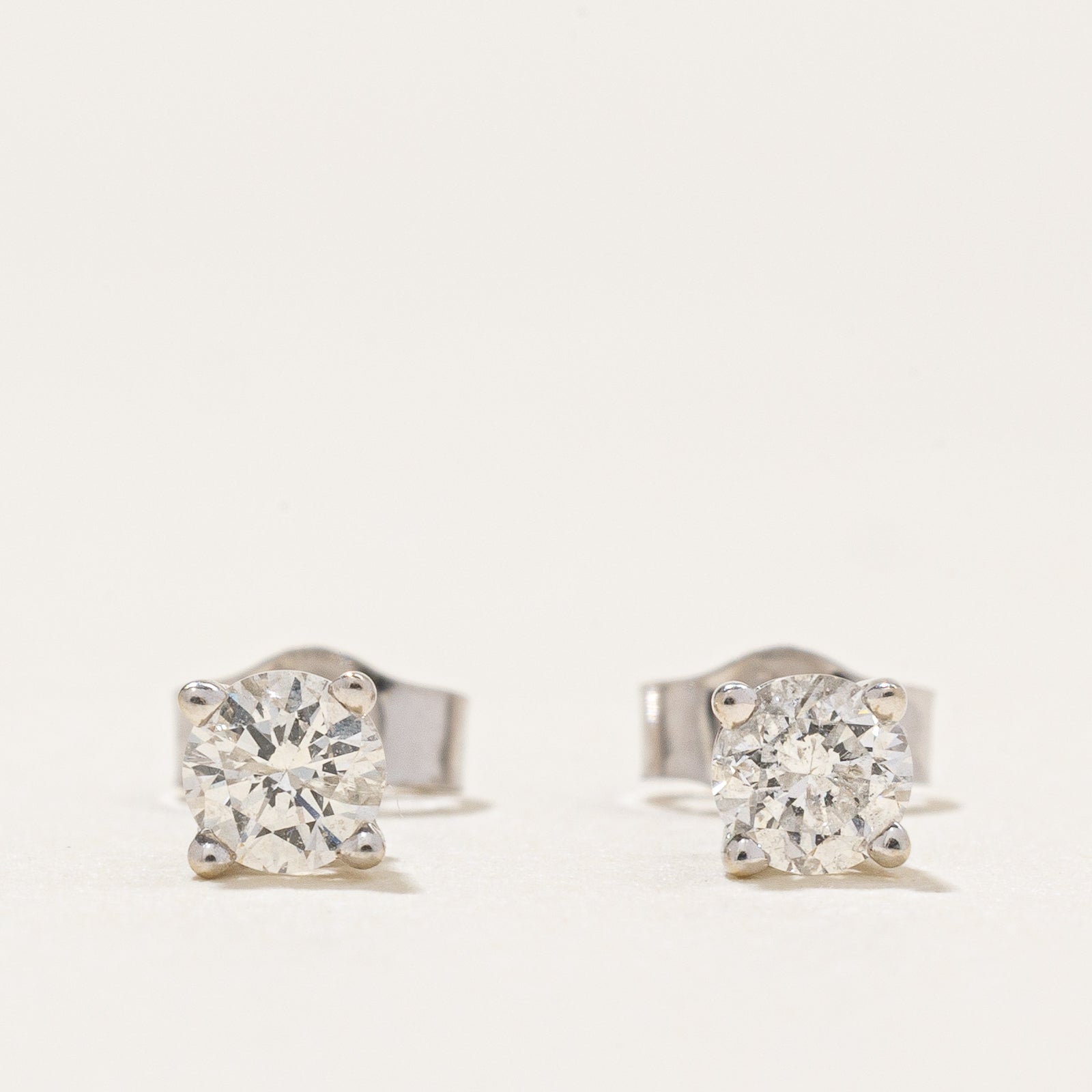 Boucles d'oreilles puces en or 14 carats serties de diamants | 0,18 ct au total