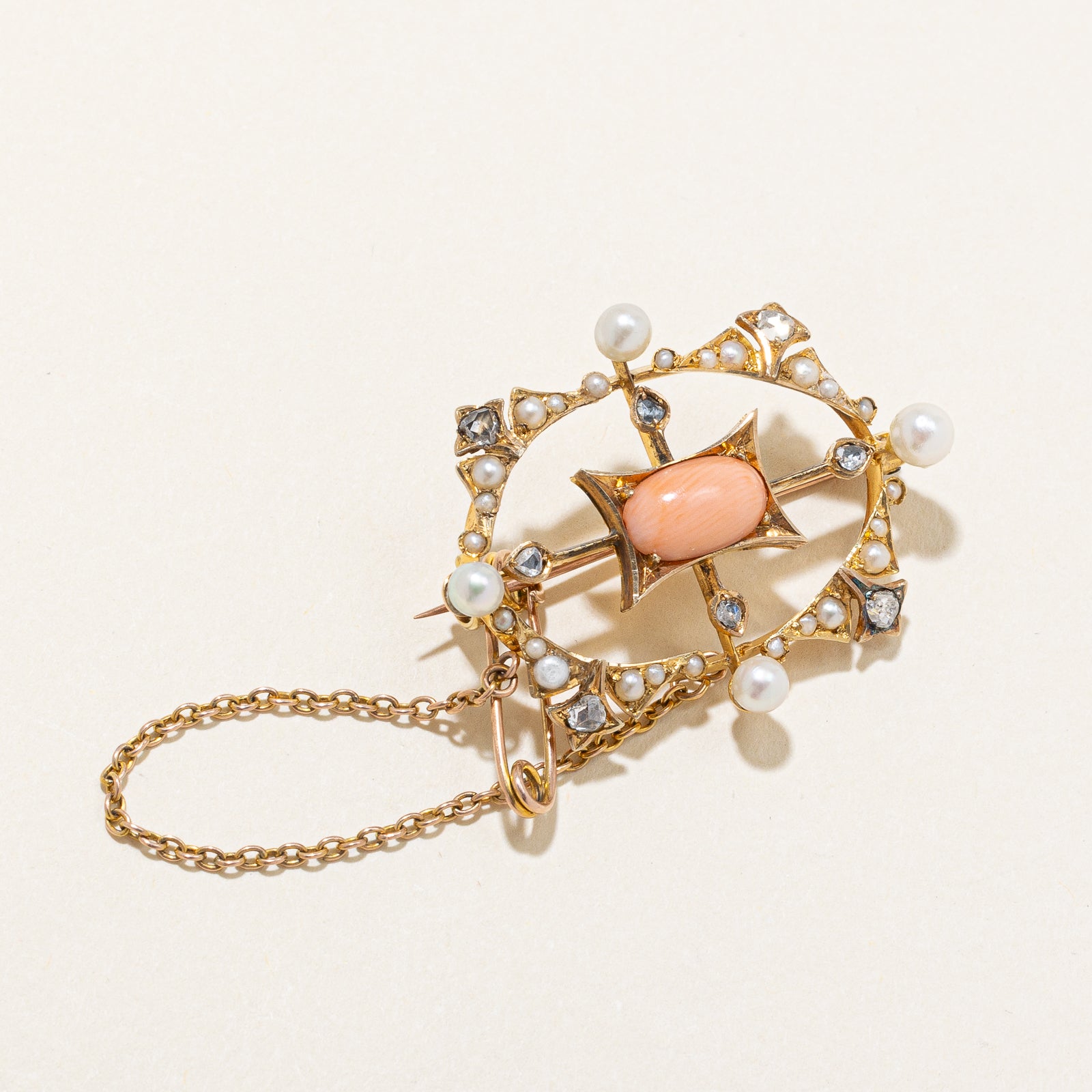 Broche victorienne en corail, diamants taille rose et perles fines | 1,79 ct, 0,16 ct |