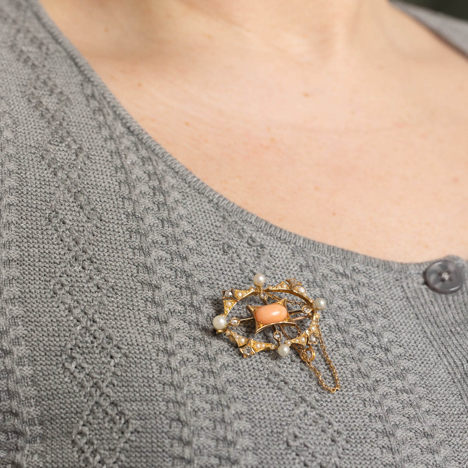 Broche victorienne en corail, diamants taille rose et perles fines | 1,79 ct, 0,16 ct |