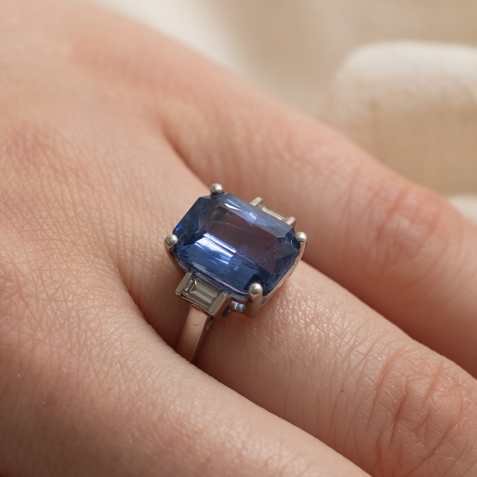Bague saphir et diamants Londres 1997 | 5,25 ct | 0,25 ct au total | Taille 6,25
