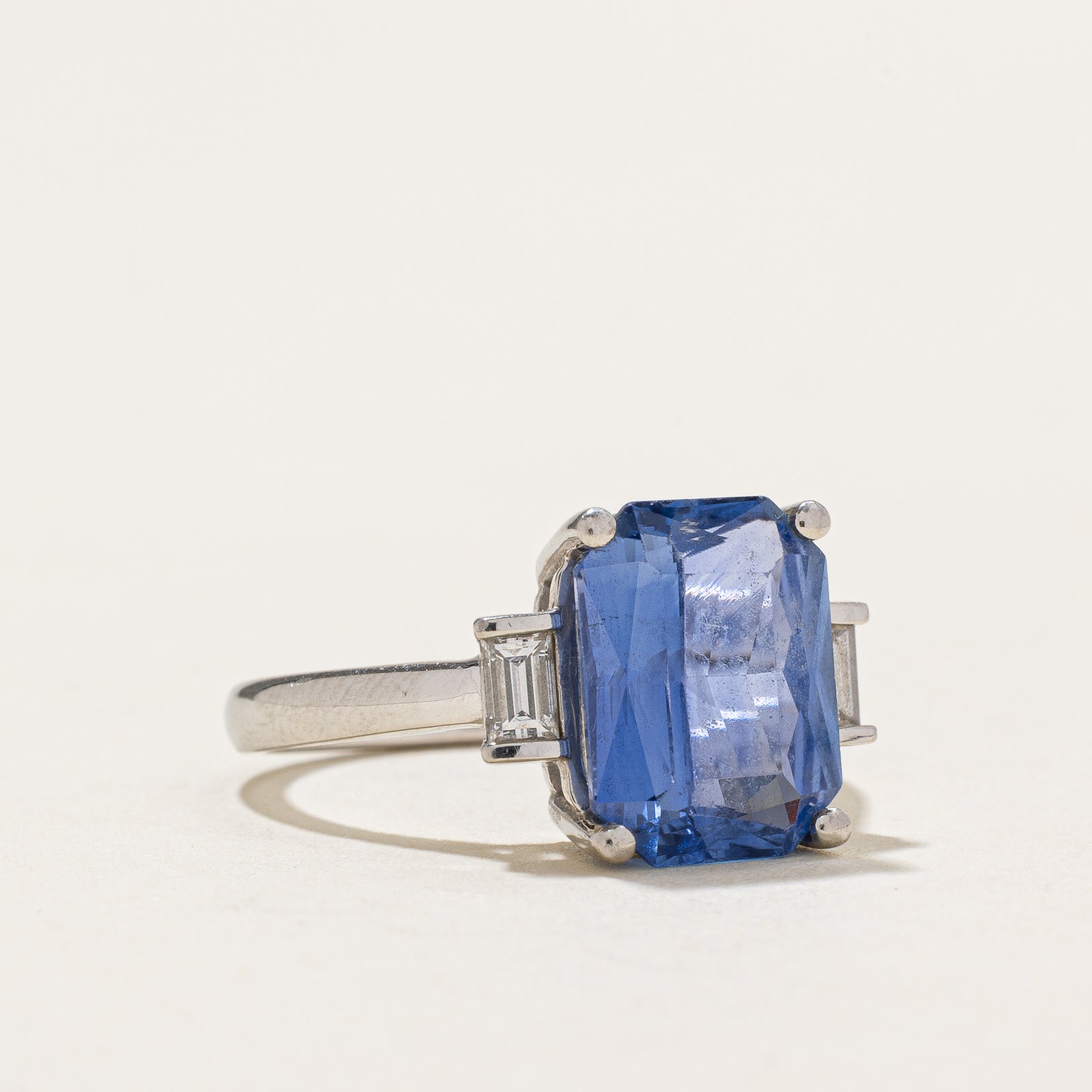 Bague saphir et diamants Londres 1997 | 5,25 ct | 0,25 ct au total | Taille 6,25