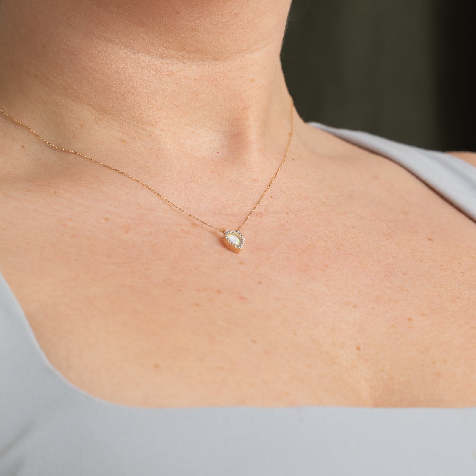 Collier pendentif halo opale et diamants | 0,20 ct, 0,04 ct au total | 40,6 cm