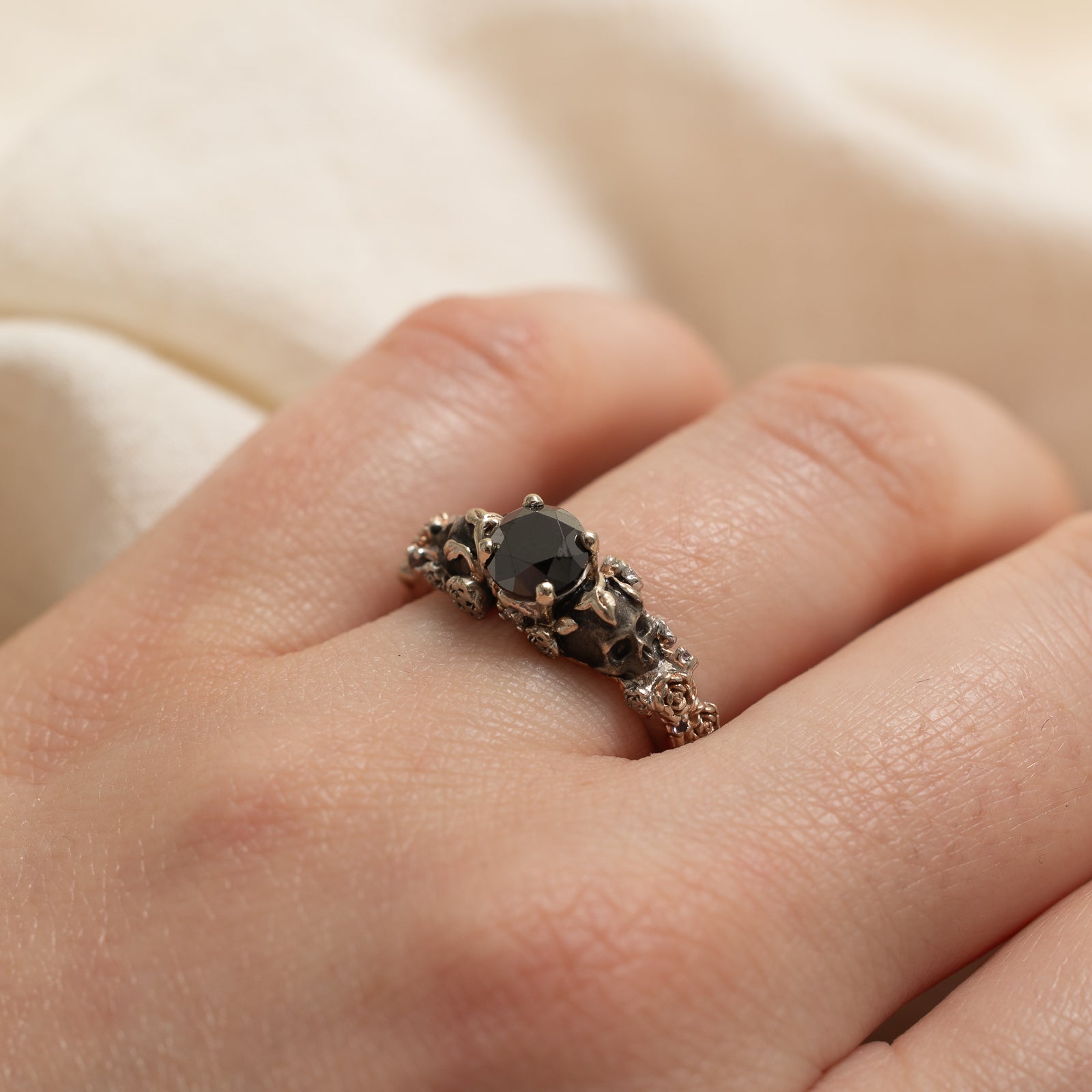 Bague tête de mort en diamant noir, diamant et améthyste | 0,74 ct | 0,01 ct | Taille 1,75