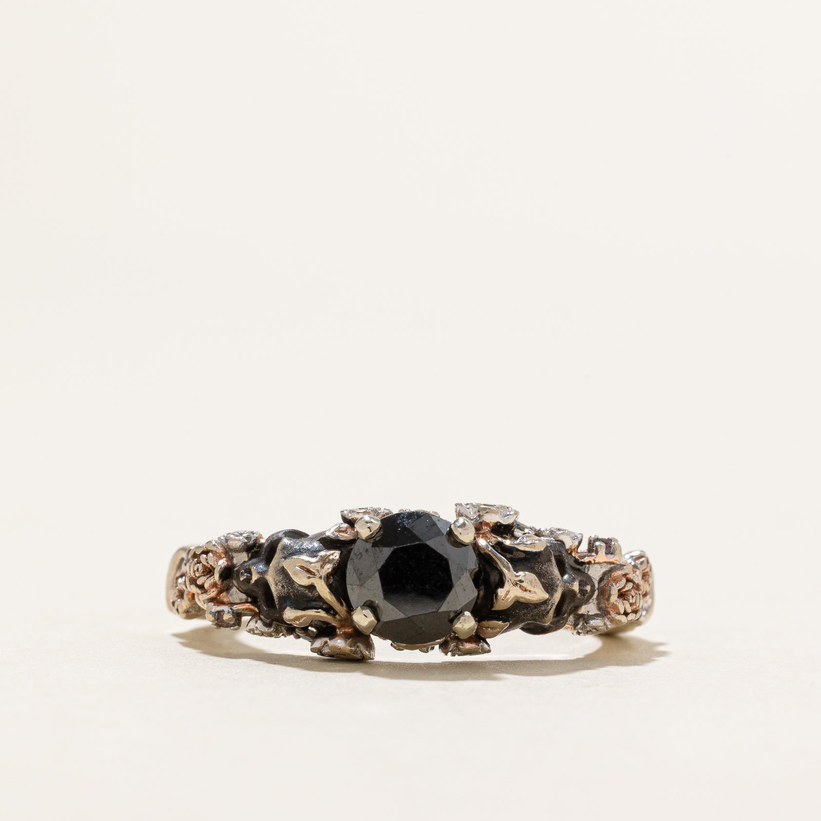 Bague tête de mort en diamant noir, diamant et améthyste | 0,74 ct | 0,01 ct | Taille 1,75