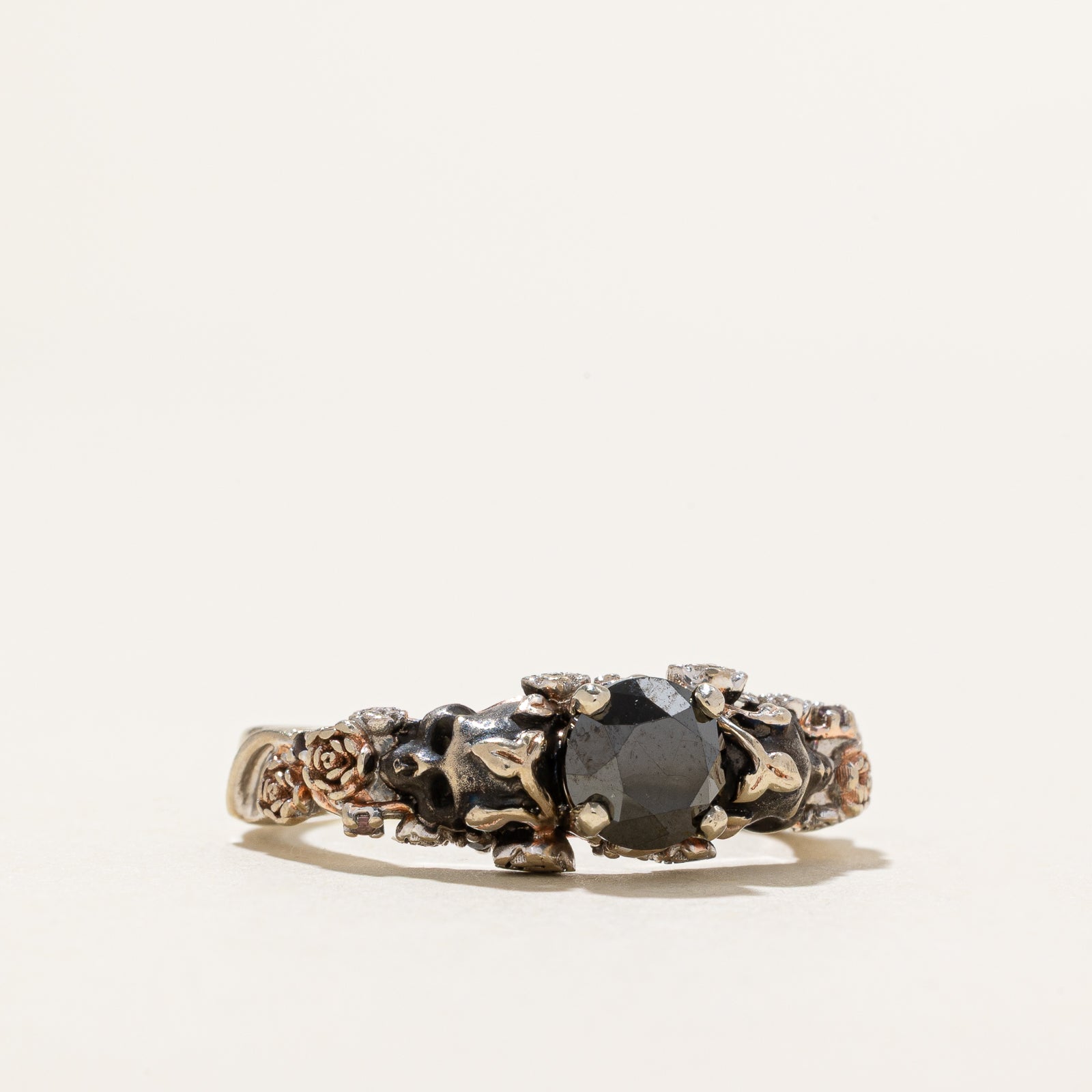 Bague tête de mort en diamant noir, diamant et améthyste | 0,74 ct | 0,01 ct | Taille 1,75