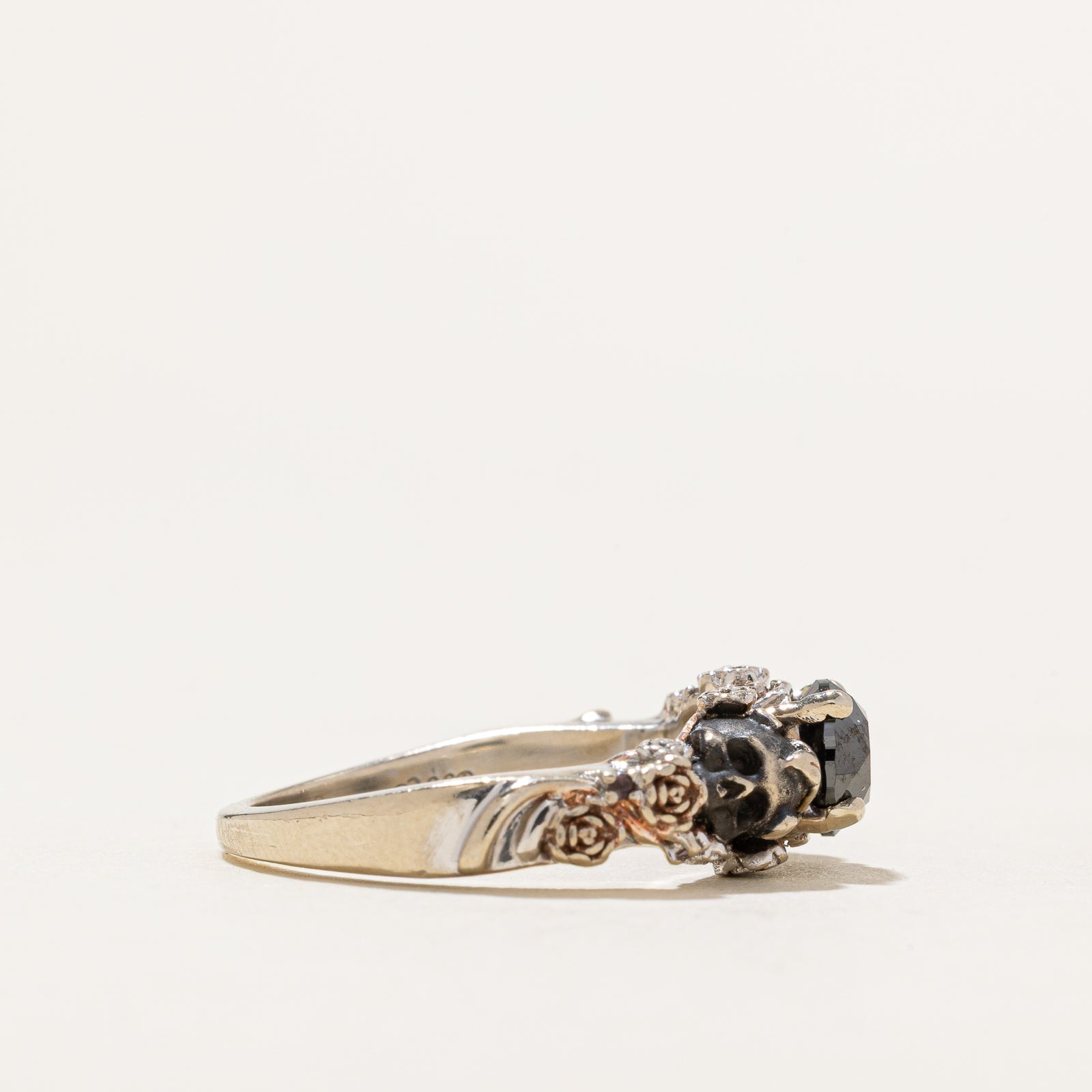 Bague tête de mort en diamant noir, diamant et améthyste | 0,74 ct | 0,01 ct | Taille 1,75