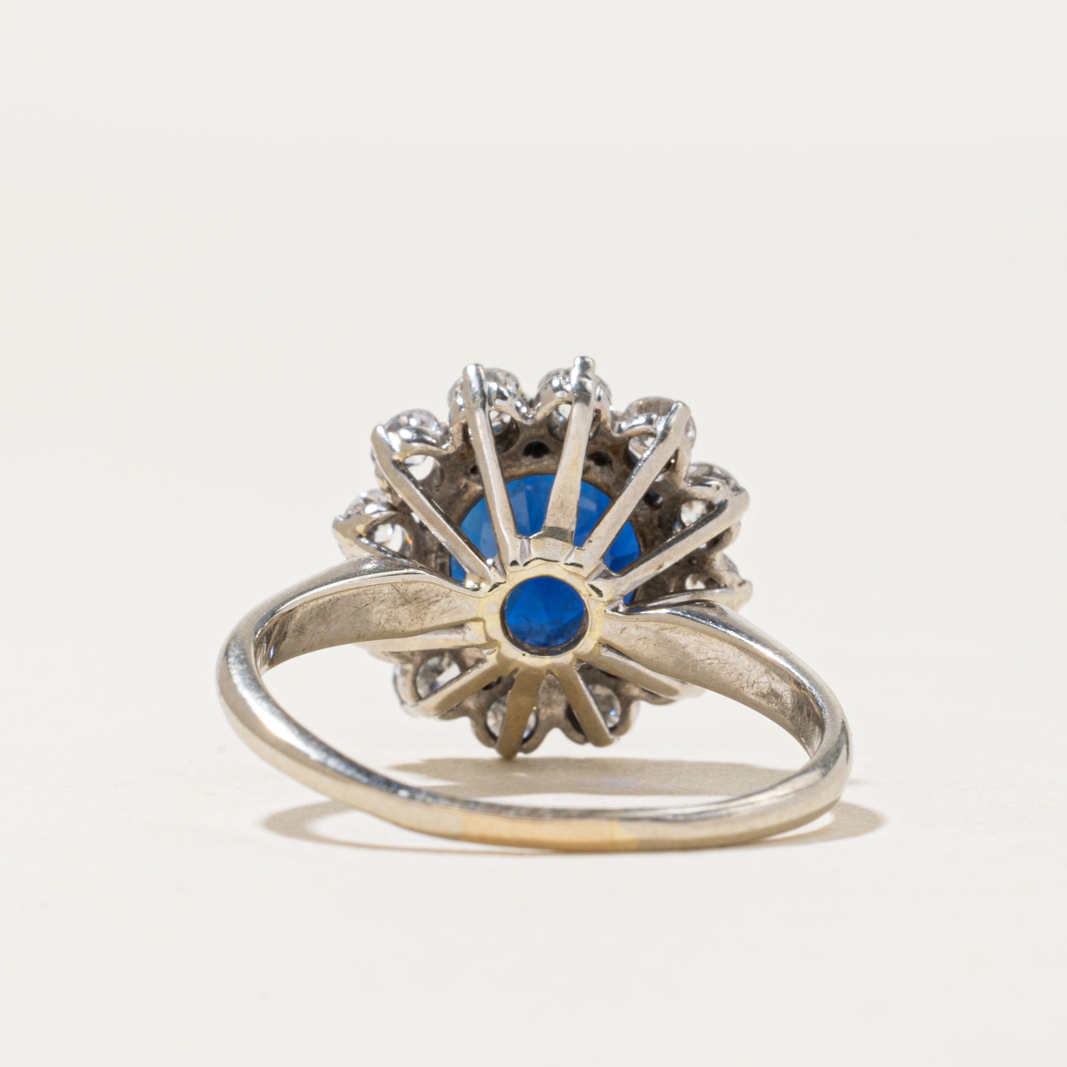 Bague en or 18 carats sertie d'un halo de diamants et de saphirs | 0,80 ct au total | 1,50 ct | Taille 6,75