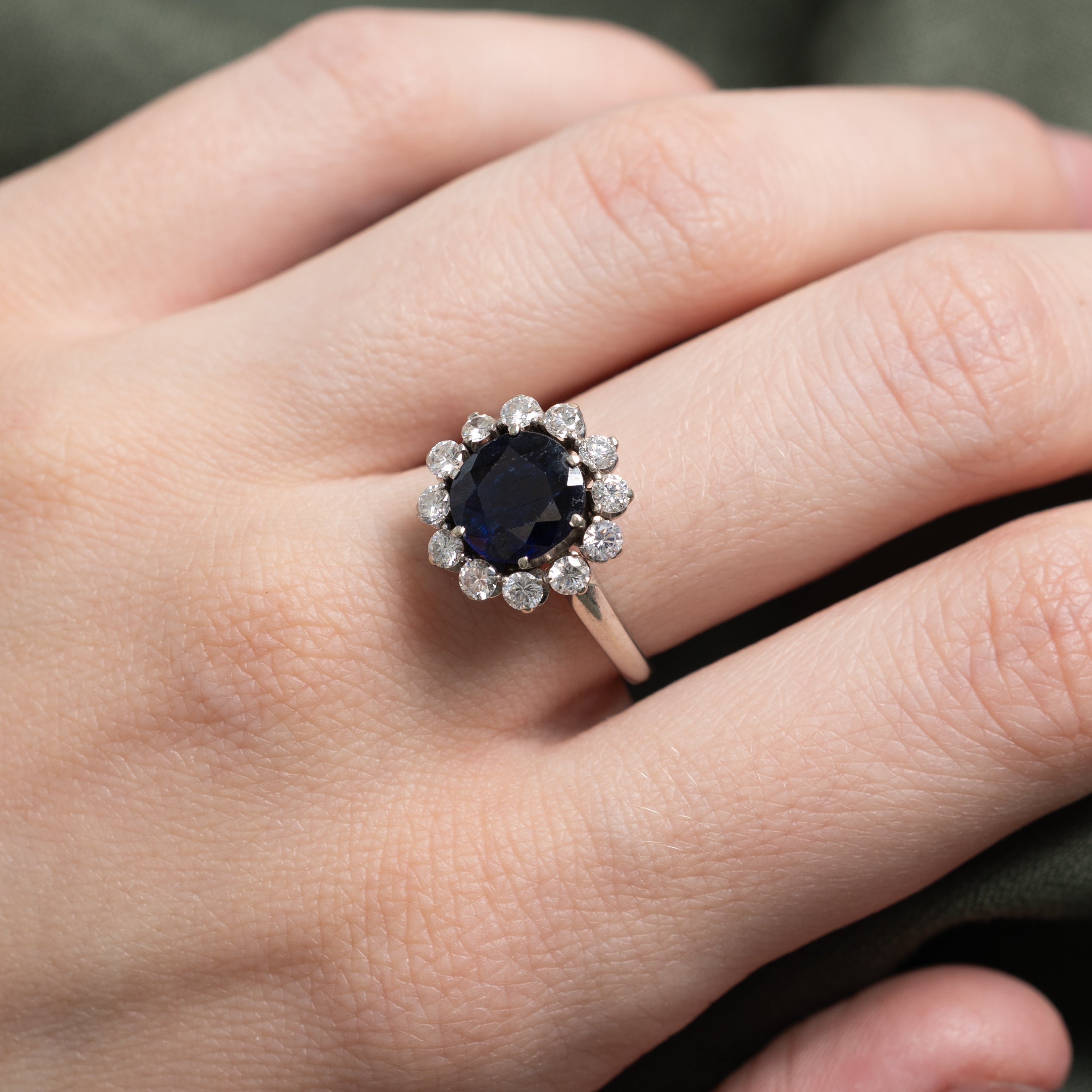 Bague en or 18 carats sertie d'un halo de diamants et de saphirs | 0,80 ct au total | 1,50 ct | Taille 6,75