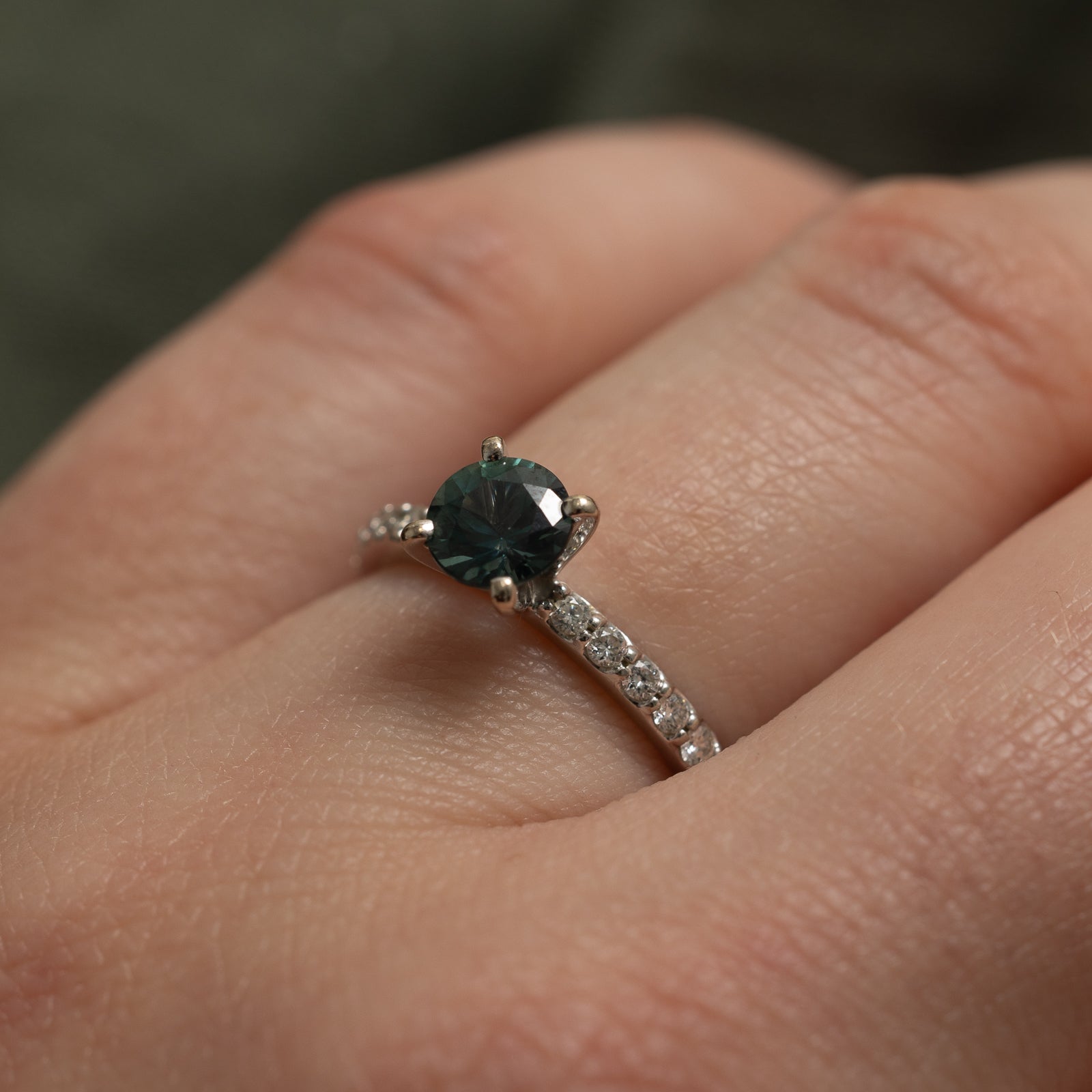 Bague de fiançailles en saphir du Montana et diamants | 0,75 ct, 0,22 ct au total | Taille 5