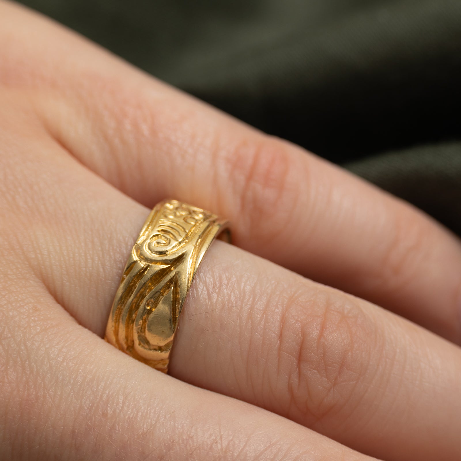 18k Yellow Gold Engraved Band | SZ 8.25
