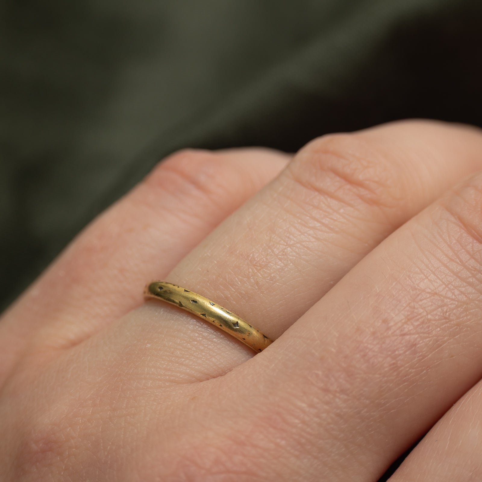 18k Yellow Gold Textured Band | 2.30mm | SZ 6.25