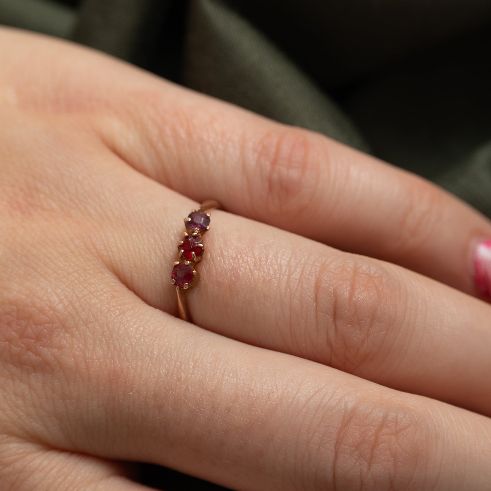Bague conique inversée en verre et rubis à trois pierres | 0,33 ct | Taille 6,5