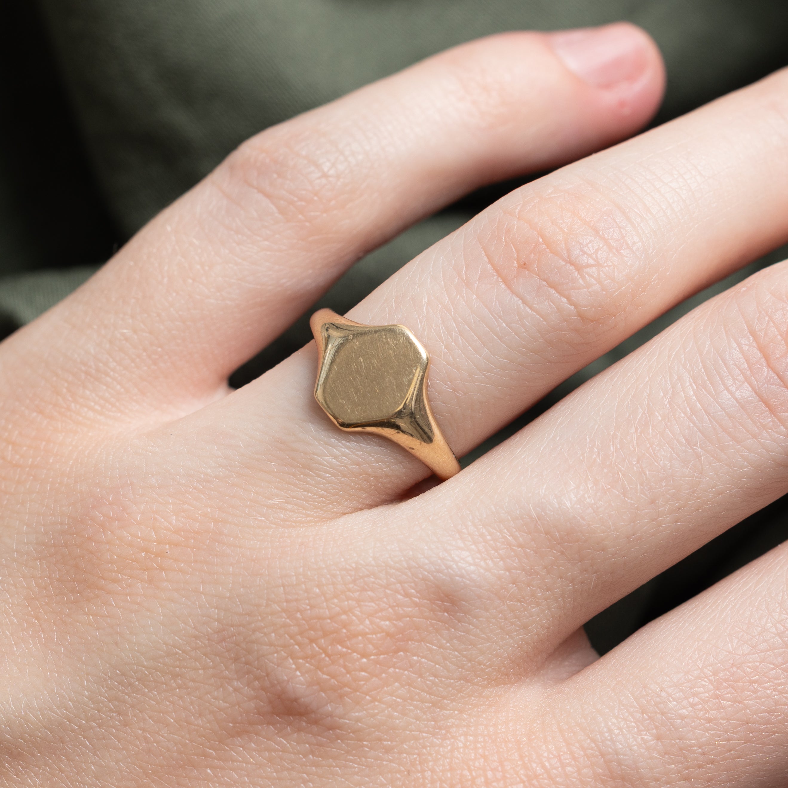 1944 Chester 9k Yellow Gold Signet Ring | SZ 6.25