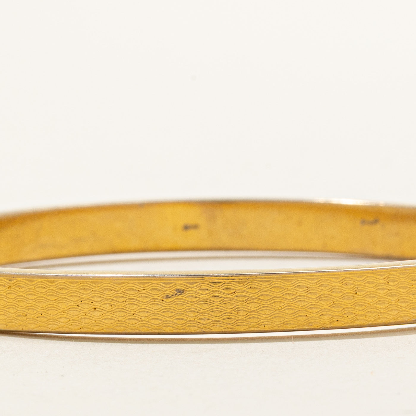 Bracelet jonc rond Chester en or jaune 9 carats de 1928 | 6,30 mm | 8,75" |