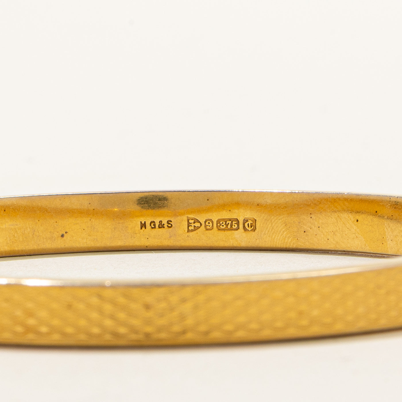 Bracelet jonc rond Chester en or jaune 9 carats de 1928 | 6,30 mm | 8,75" |