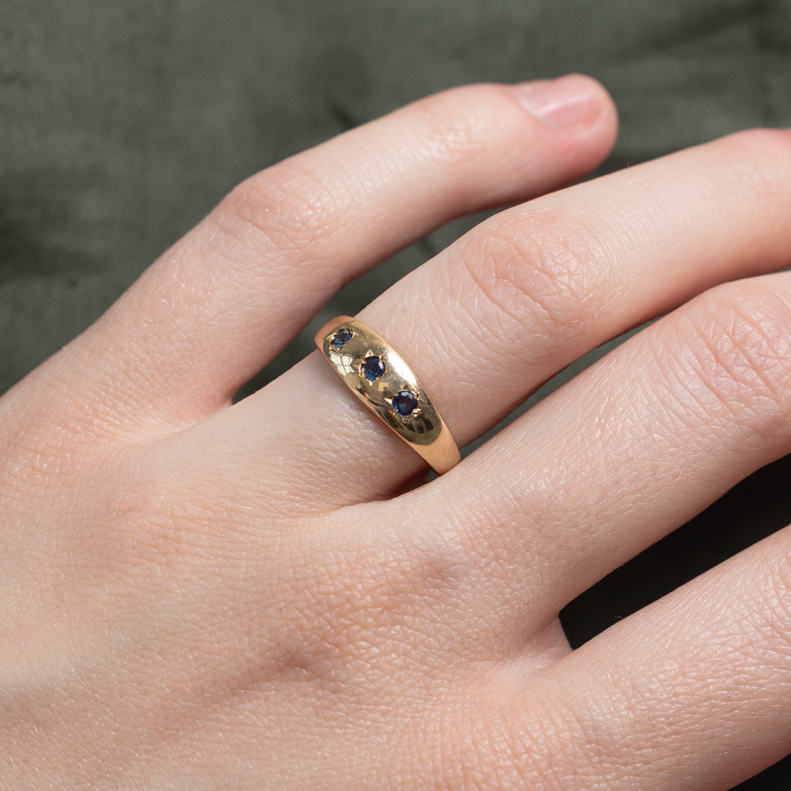 Bague trois saphirs poinçonnée à Birmingham | 0,09 ct | Taille 5,75