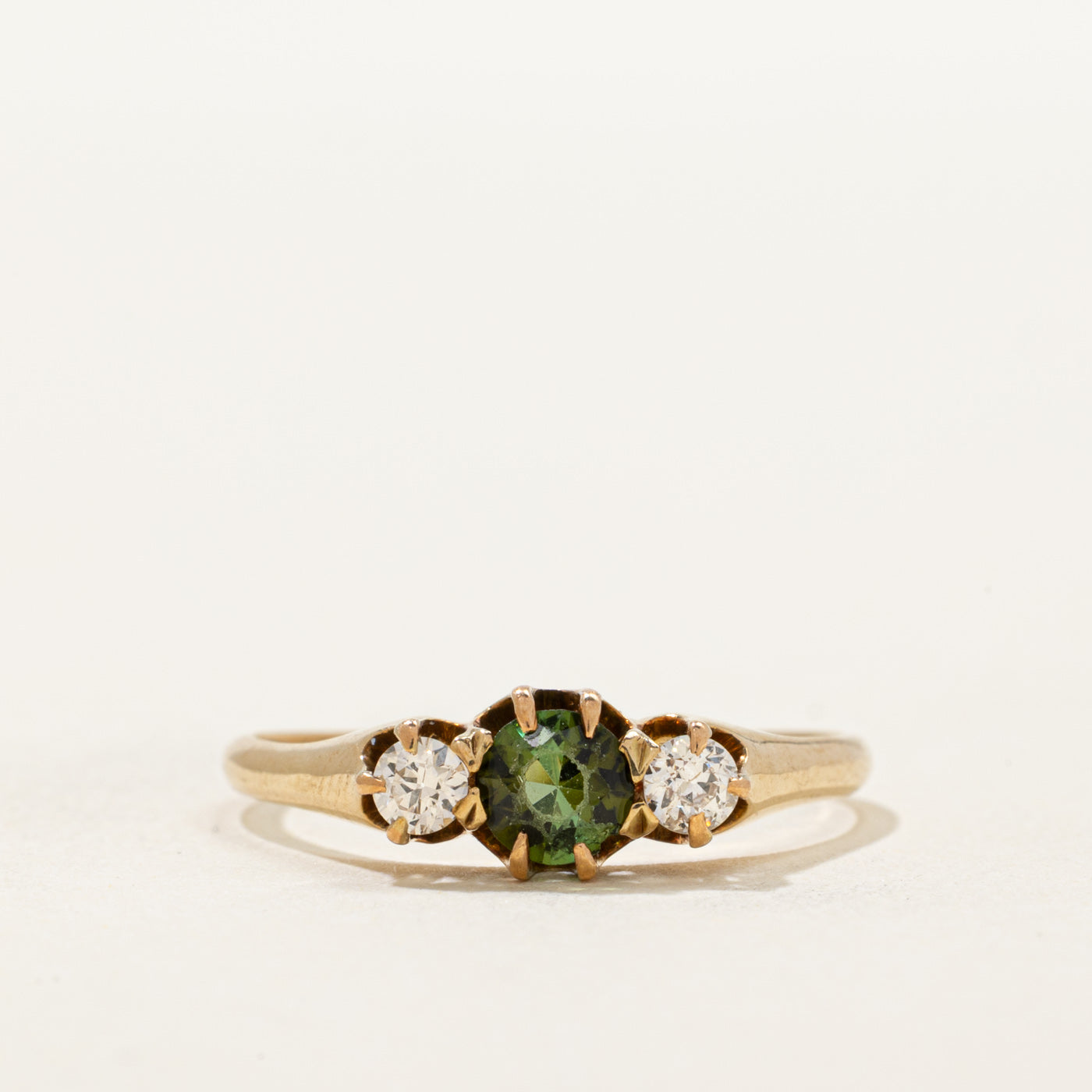 Bague ancienne trois pierres en tourmaline et diamants | 0,25 ct, 0,22 ct au total | Taille 8