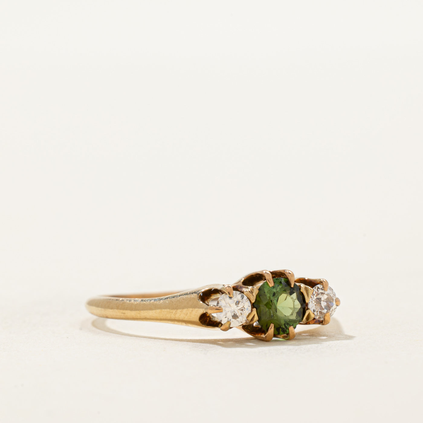 Bague ancienne trois pierres en tourmaline et diamants | 0,25 ct, 0,22 ct au total | Taille 8