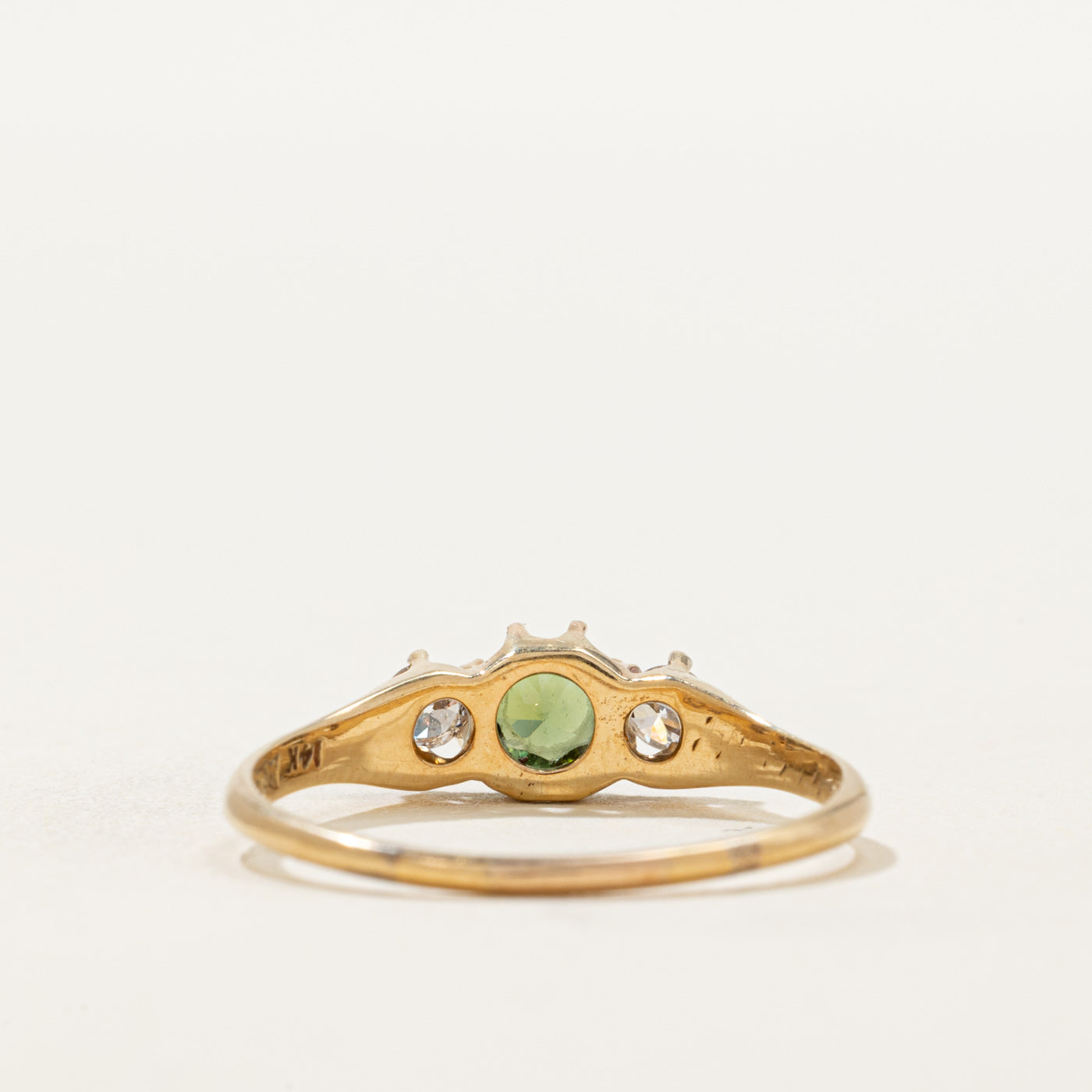 Bague ancienne trois pierres en tourmaline et diamants | 0,25 ct, 0,22 ct au total | Taille 8