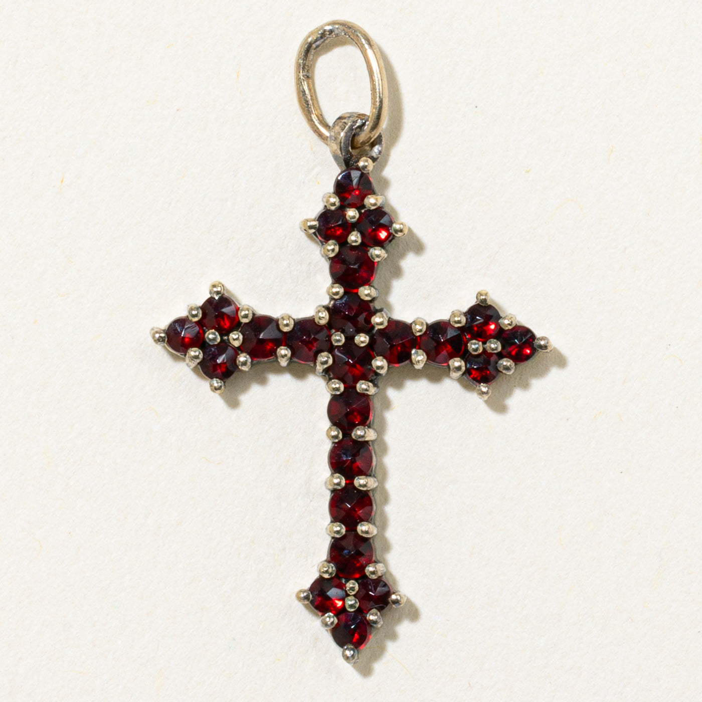 Pendentif croix en grenat taille rose | 1,00 ct