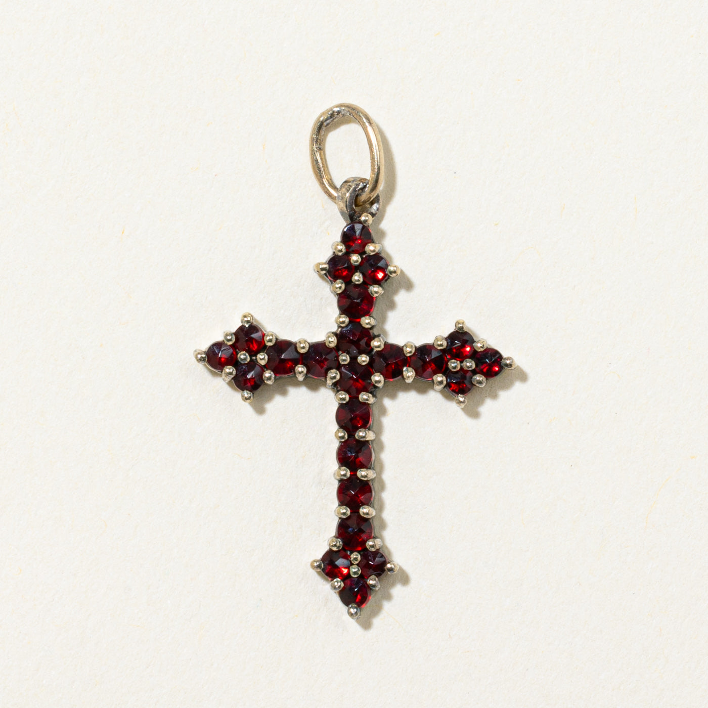 Pendentif croix en grenat taille rose | 1,00 ct