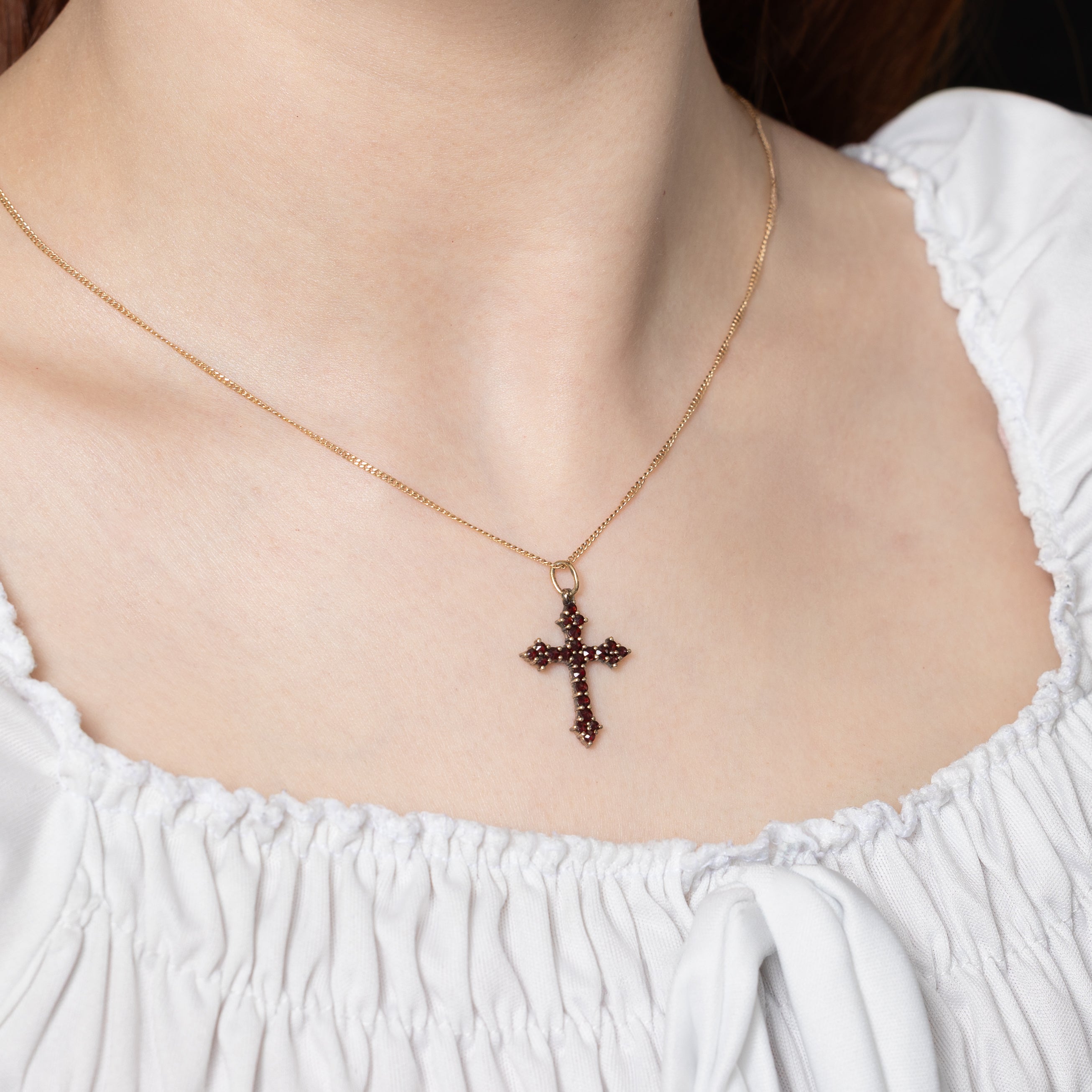 Pendentif croix en grenat taille rose | 1,00 ct