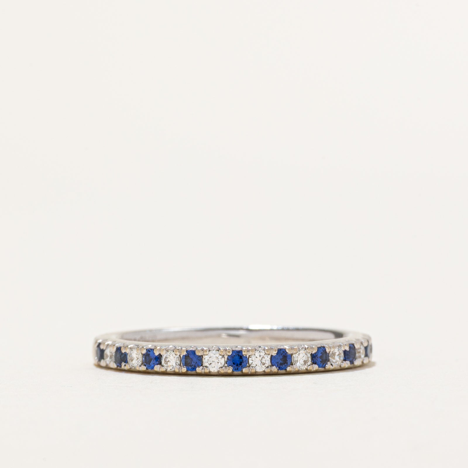 Alliance semi-éternité « Vera Wang » en saphirs synthétiques et diamants | 0,16 ct et 0,10 ct au total | Taille 7,5